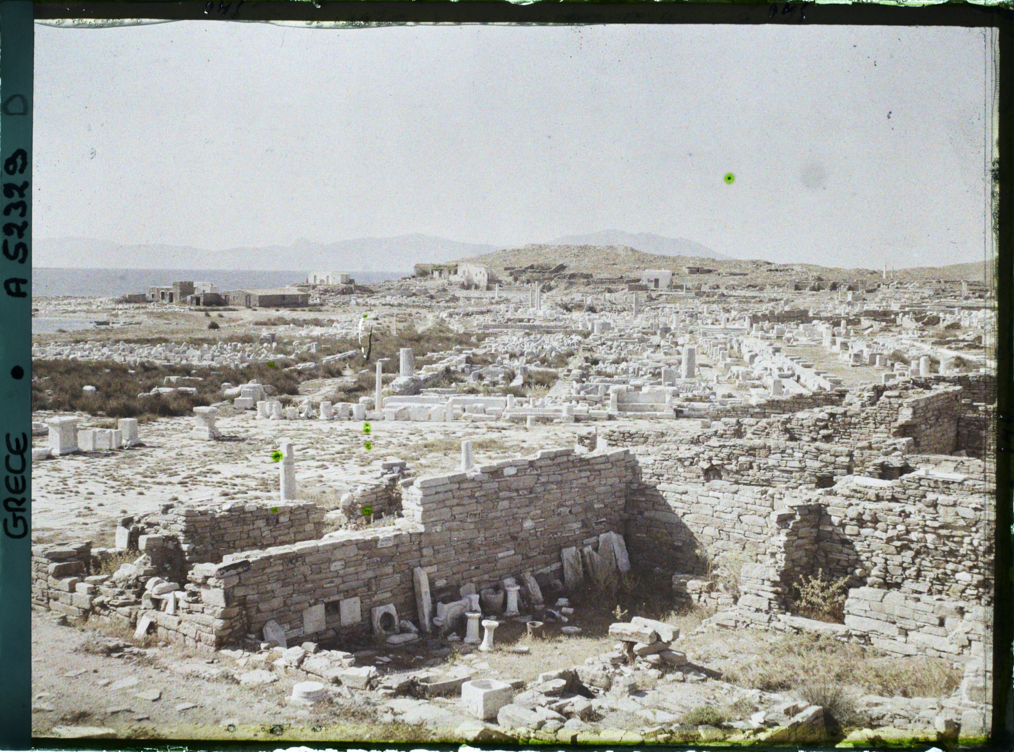 Image représentant Panorama sur la ville basse vers le nord, les quartiers du Hieron (sanctuaire) d'Apollon et plus loin, du Lac Sacré