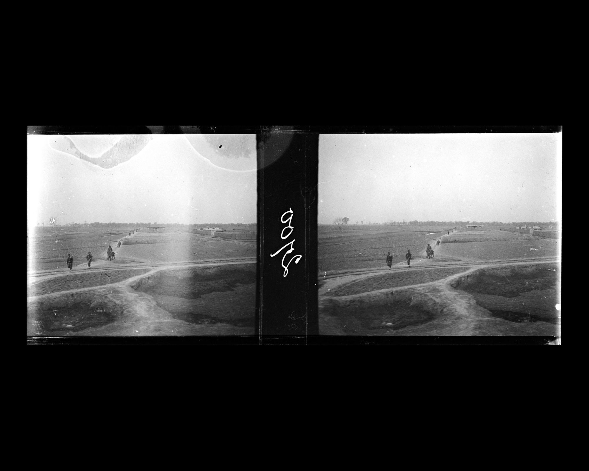 Image représentant Des paysans sur un chemin traversant des champs