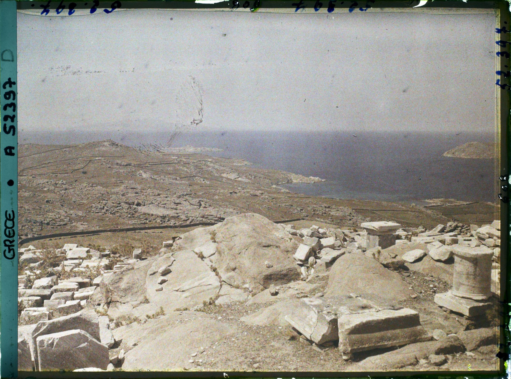 Image représentant La partie Sud de l'Ile de Delos, au fond, l'île de Paros