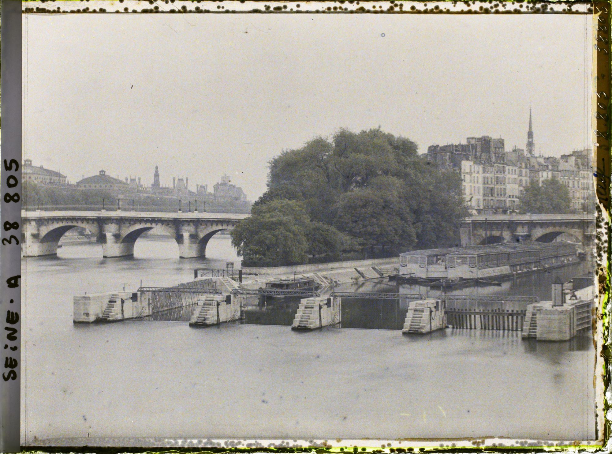 Image représentant Le barrage de la Monnaie, le Pont-Neuf et l'île de la Cité (pointe du Vert-Galant)