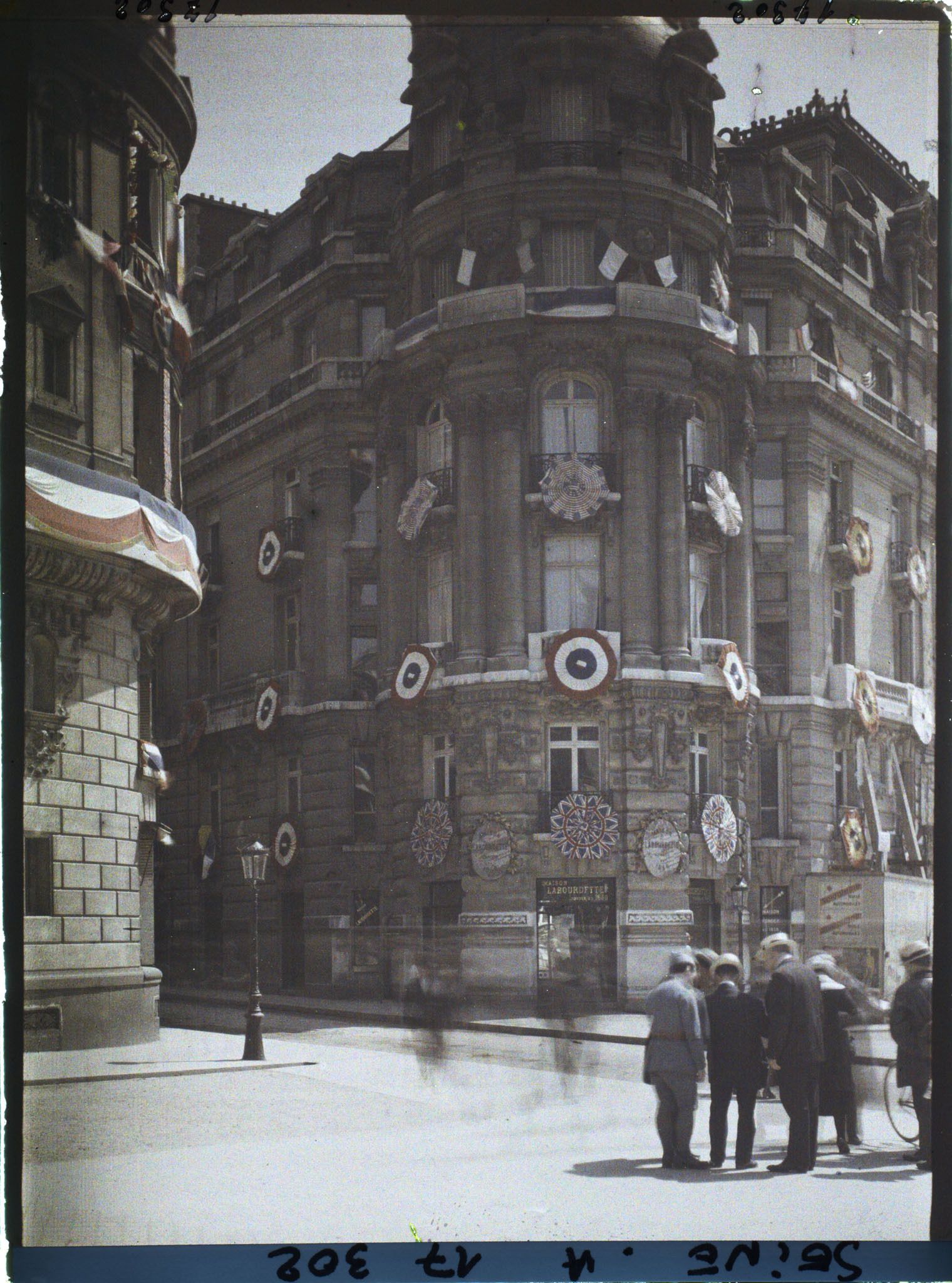 Image représentant Soldats et civils sur les Champs-Elysées pour les fêtes de la Victoire des 13 et 14 juillet