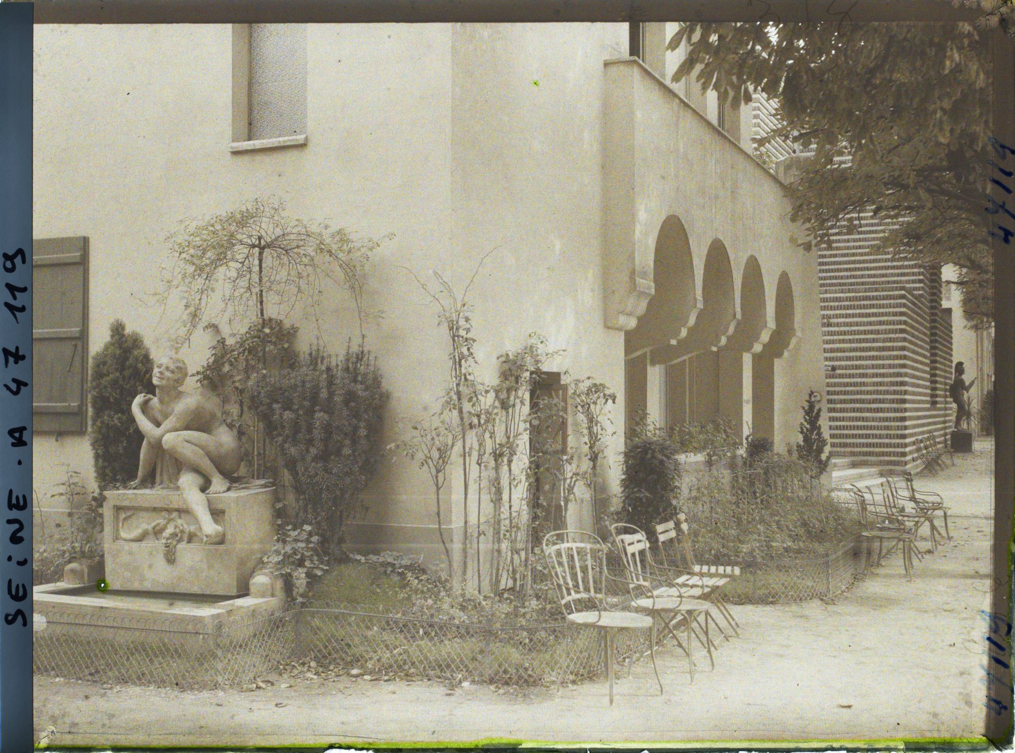 Image représentant L'Exposition des arts décoratifs, Pavillon de la Grèce, architecte C. Skyrianos, fontaine de Caracos