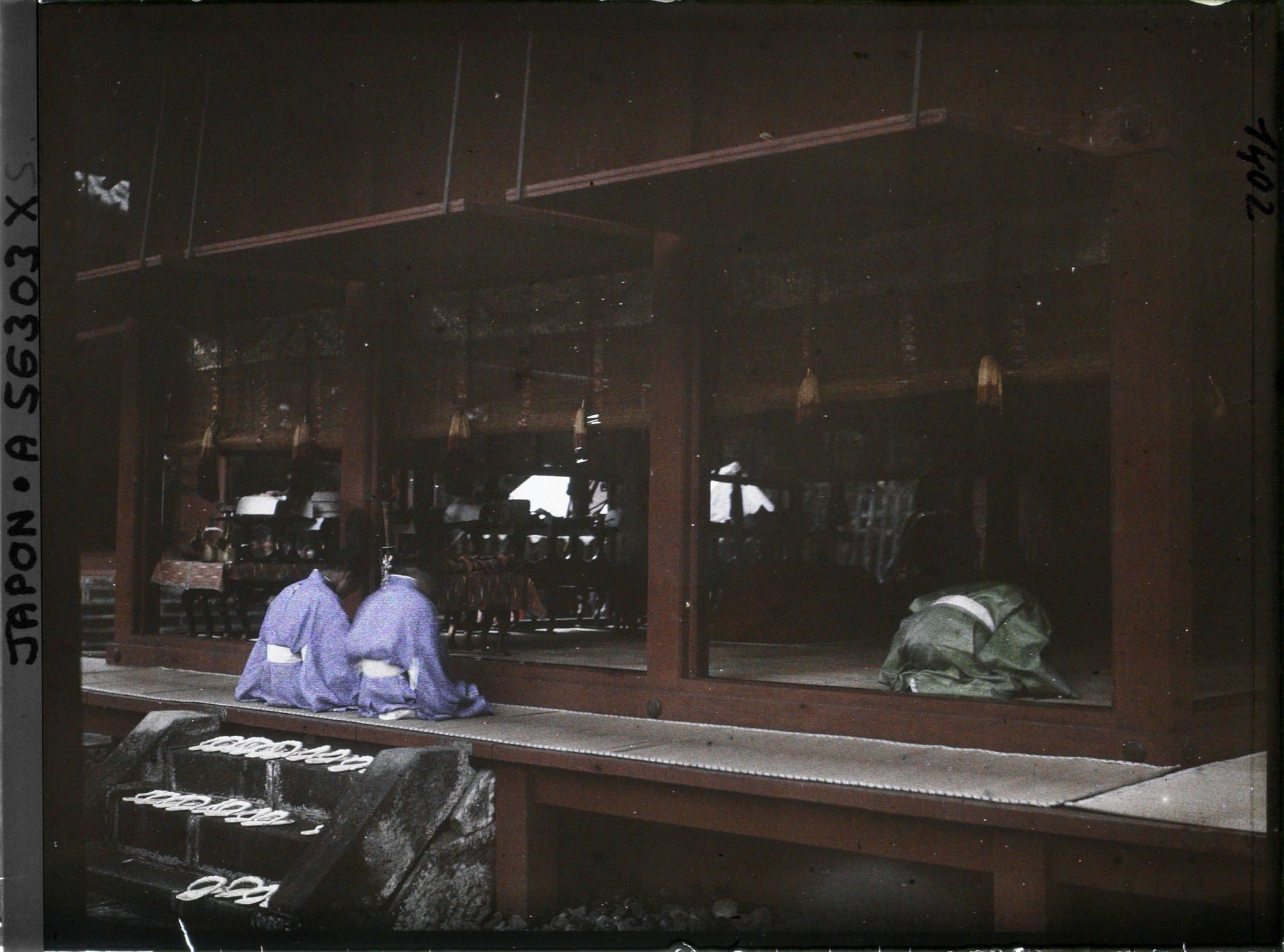 Image représentant Prêtres shintoïstes officiant lors de la fête du sanctuaire Tôshôgu dans l'Otabisho (reposoir des dieux)