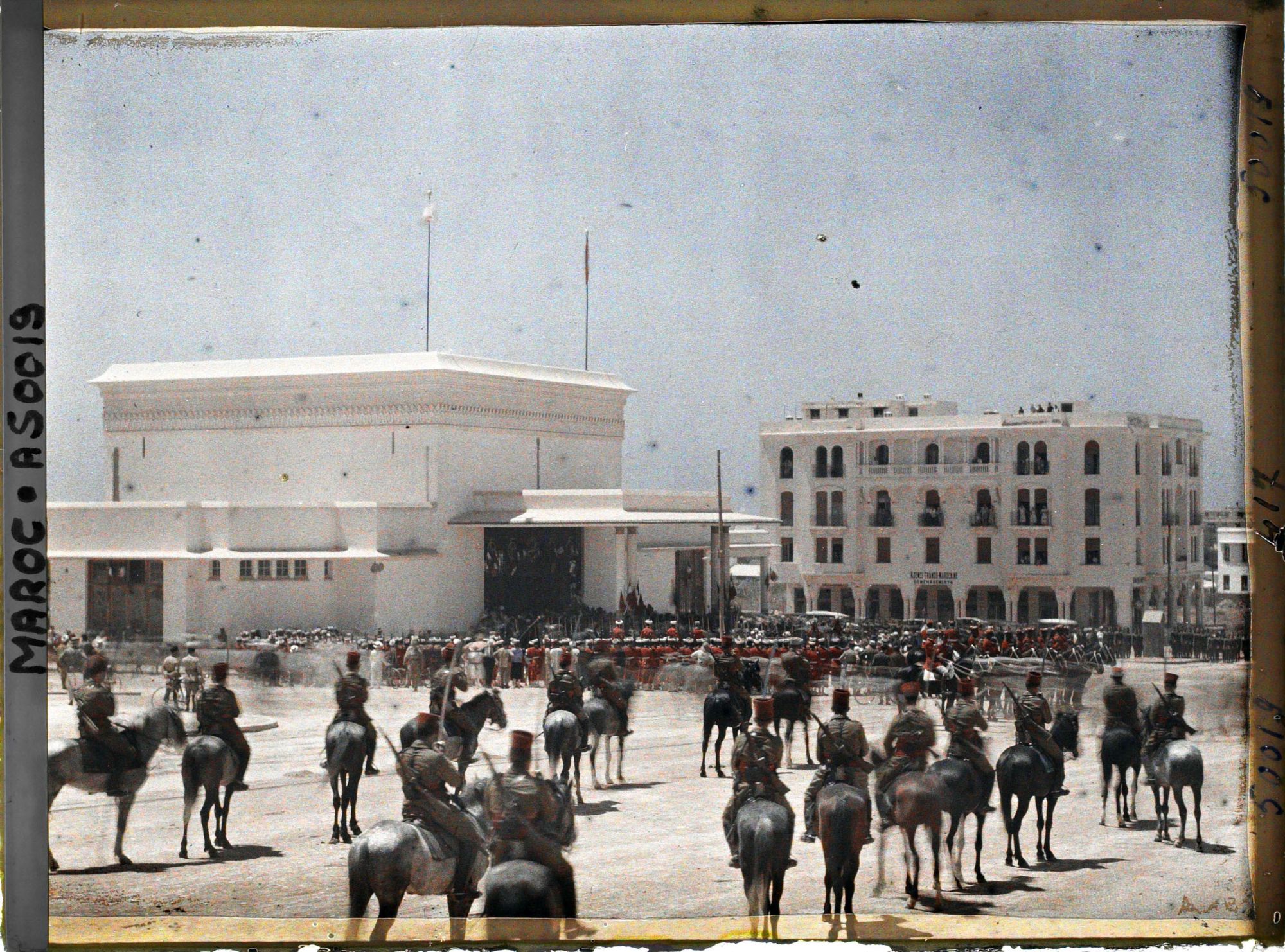 Image représentant Troupes militaires devant la gare lors du départ du sultan Moulay Youssef pour Paris