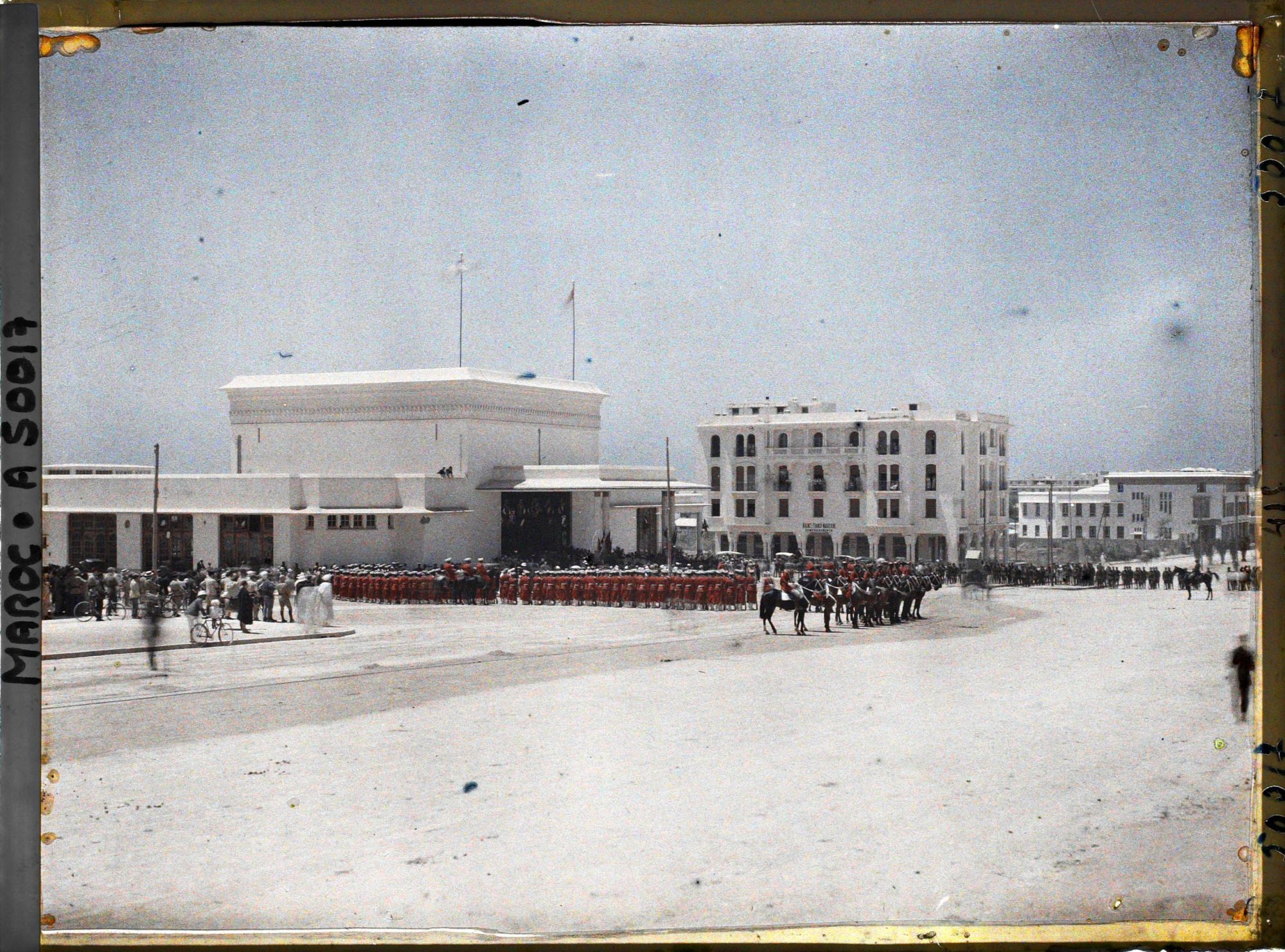 Image représentant Troupes militaires devant la gare lors du départ du sultan Moulay Youssef pour Paris