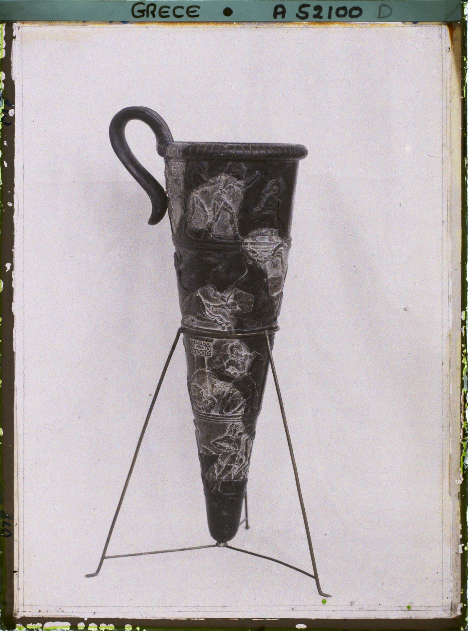 Image représentant Musée archéologique - Rhyton (vase à boire) décoré de scènes de pugilat et de course de taureaux provenant de Haghia Triada