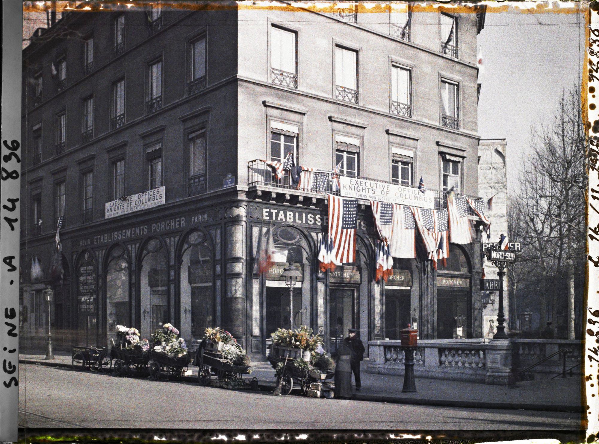 Image représentant Bureaux des Chevaliers de Colomb (Knights of Columbus) place de la Madeleine, à l'angle du boulevard de la Madeleine, trois jours après l'armistice