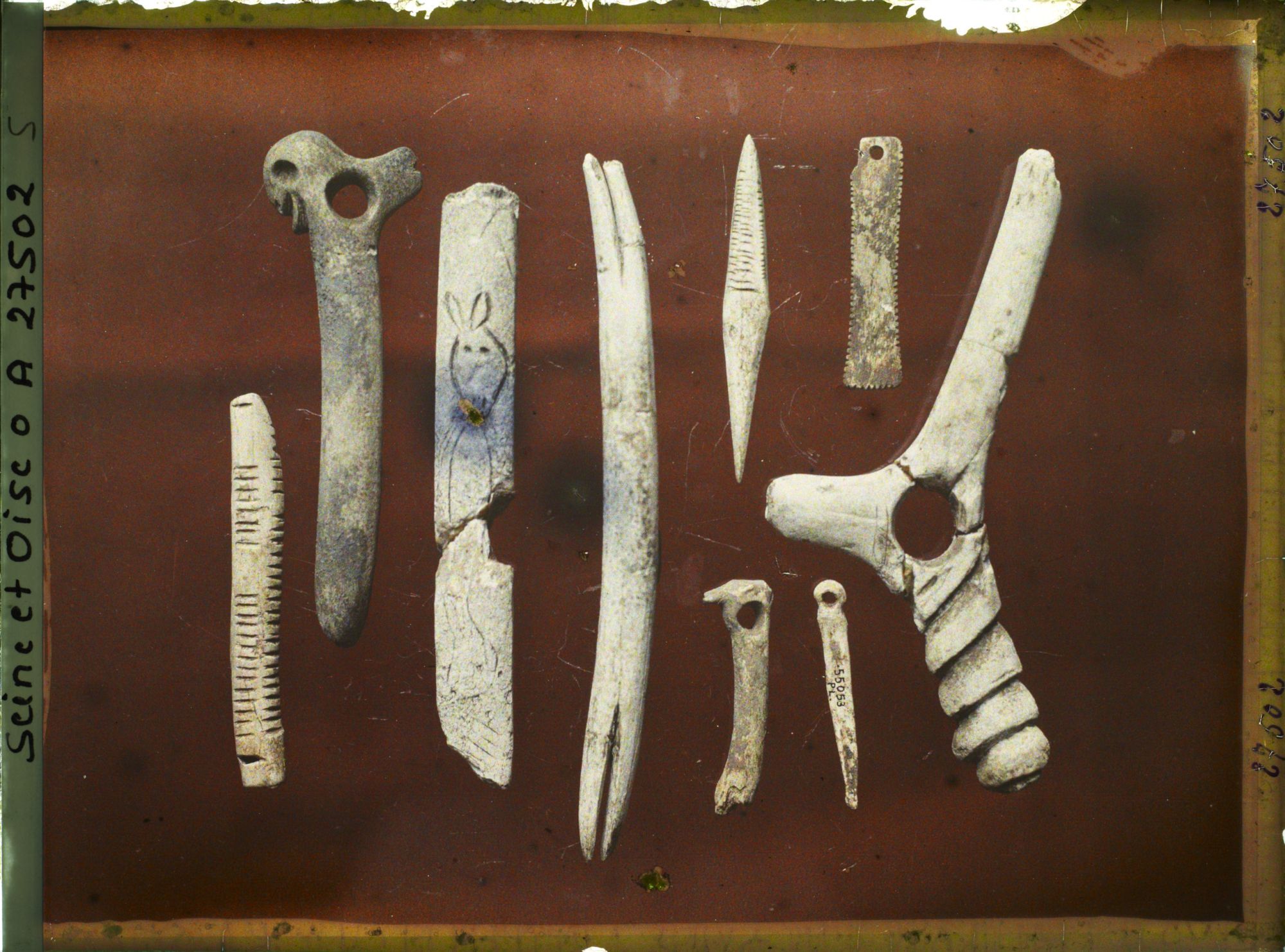 Image représentant France, St Germain-en-Laye, Musée : Animal vu de face 54983-Pendeloque à encoche 54948-Poinçon à encoche 54953-Aiguille à Chas 35053-Bâton de Comt à tête d'animal