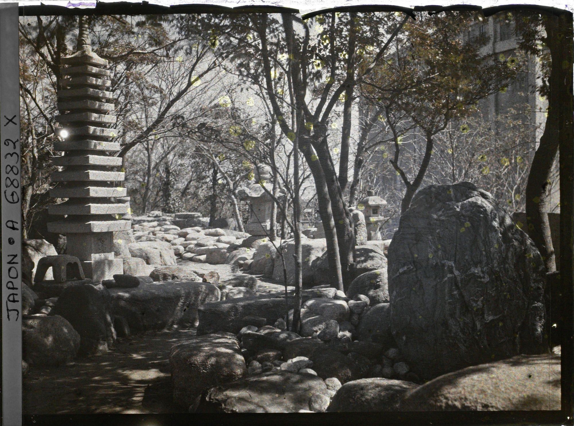 Image représentant Lanternes et pagode de pierre décorative (sekitô) dans un parc (?)