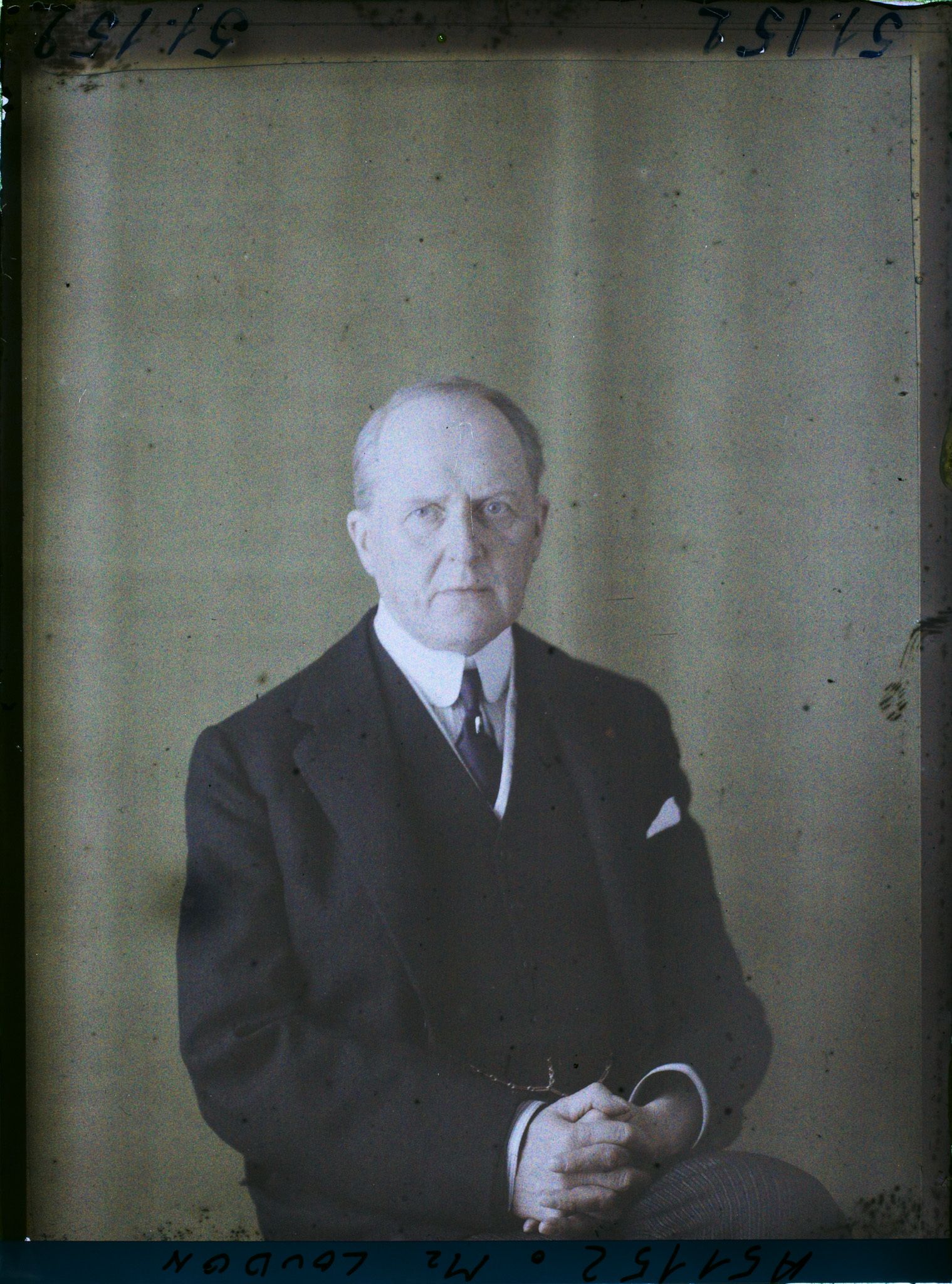 Image représentant Le  https://musee-albert-kahn.s-museum.fr/home/NWQ2OTAwYzNmYjZlZTk1ZWQwODJmMjY4L2dlbmVyaWMtbm90aWNlLXRhYi9waHlzaWNhbE11c2V1bUl0ZW0vNjE3YTdhNDdjZjhiODk2OGIzMzhhYjA2/5d6900c3fb6ee95ed082f268/generic-notice-tab/physicalMuseumItem/617a7a45cf8b8968b33867a0 Jonkheer John Loudon , ambassadeur des Pays -Bas