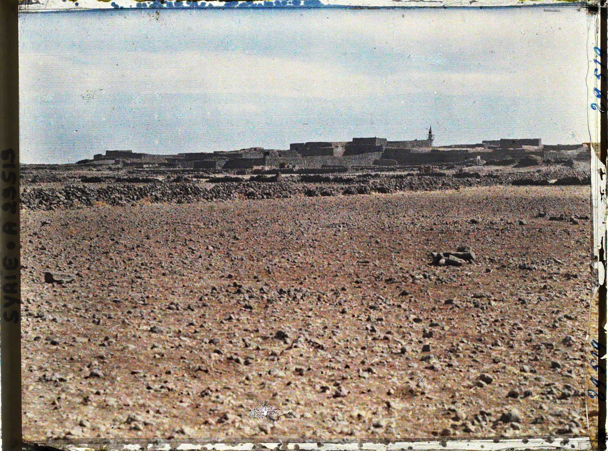 Image représentant Vers le village, maisons de pierres noires