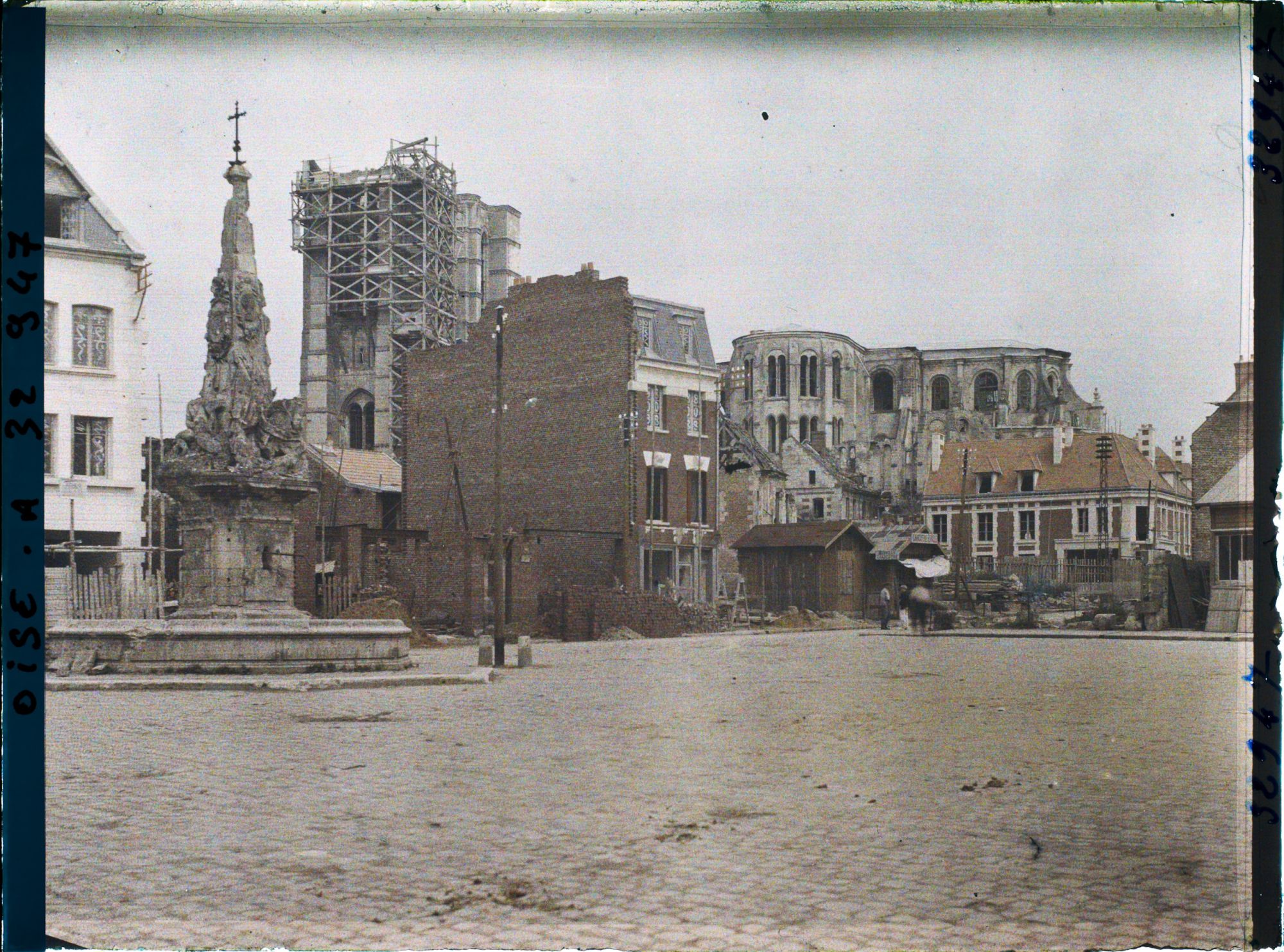 Image représentant France, Noyon, Place de l'Hôtel de Ville vue vers la Cathédrale