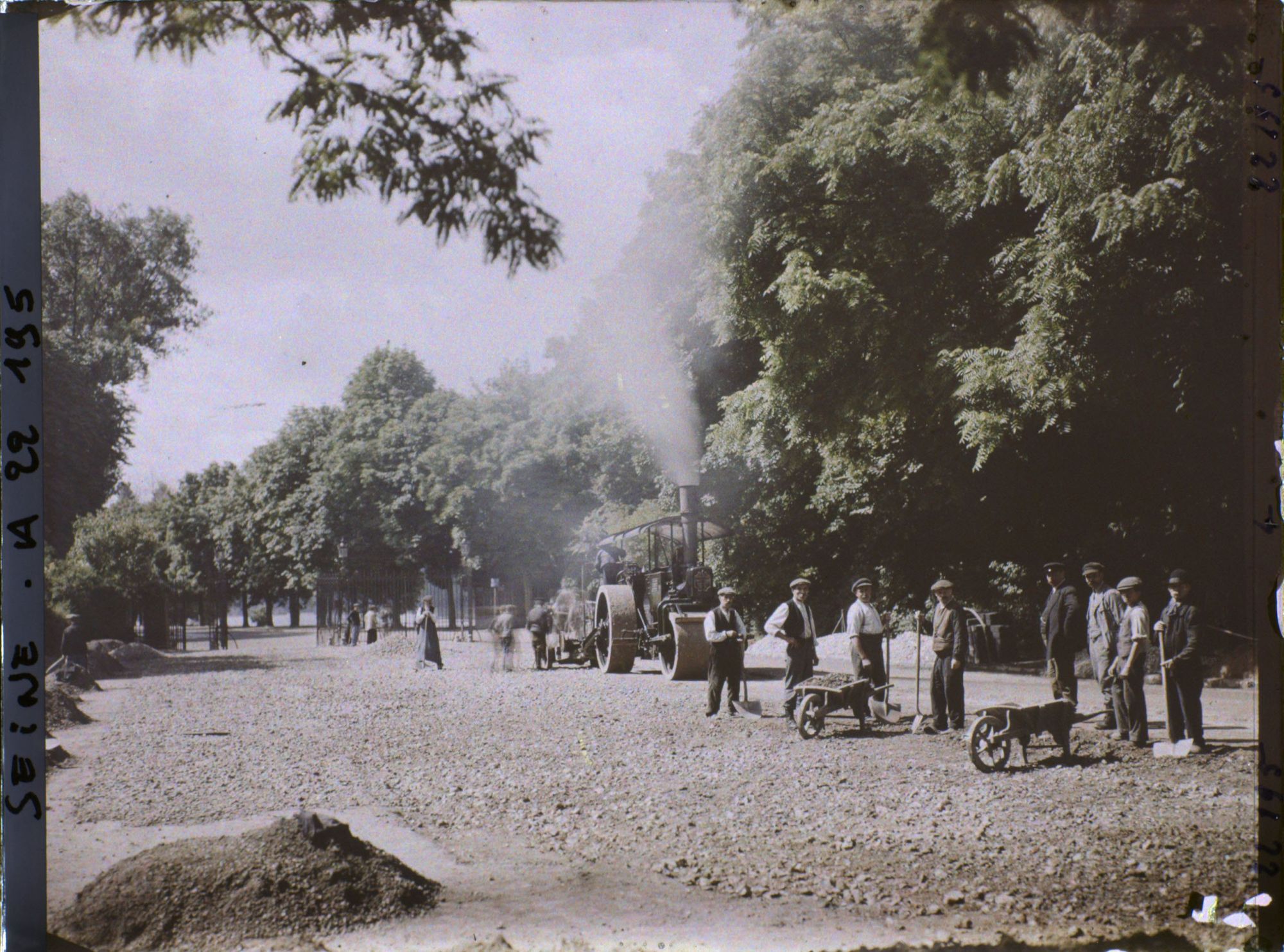 Image représentant La réfection de la chaussée à la porte de Boulogne, bois de Boulogne