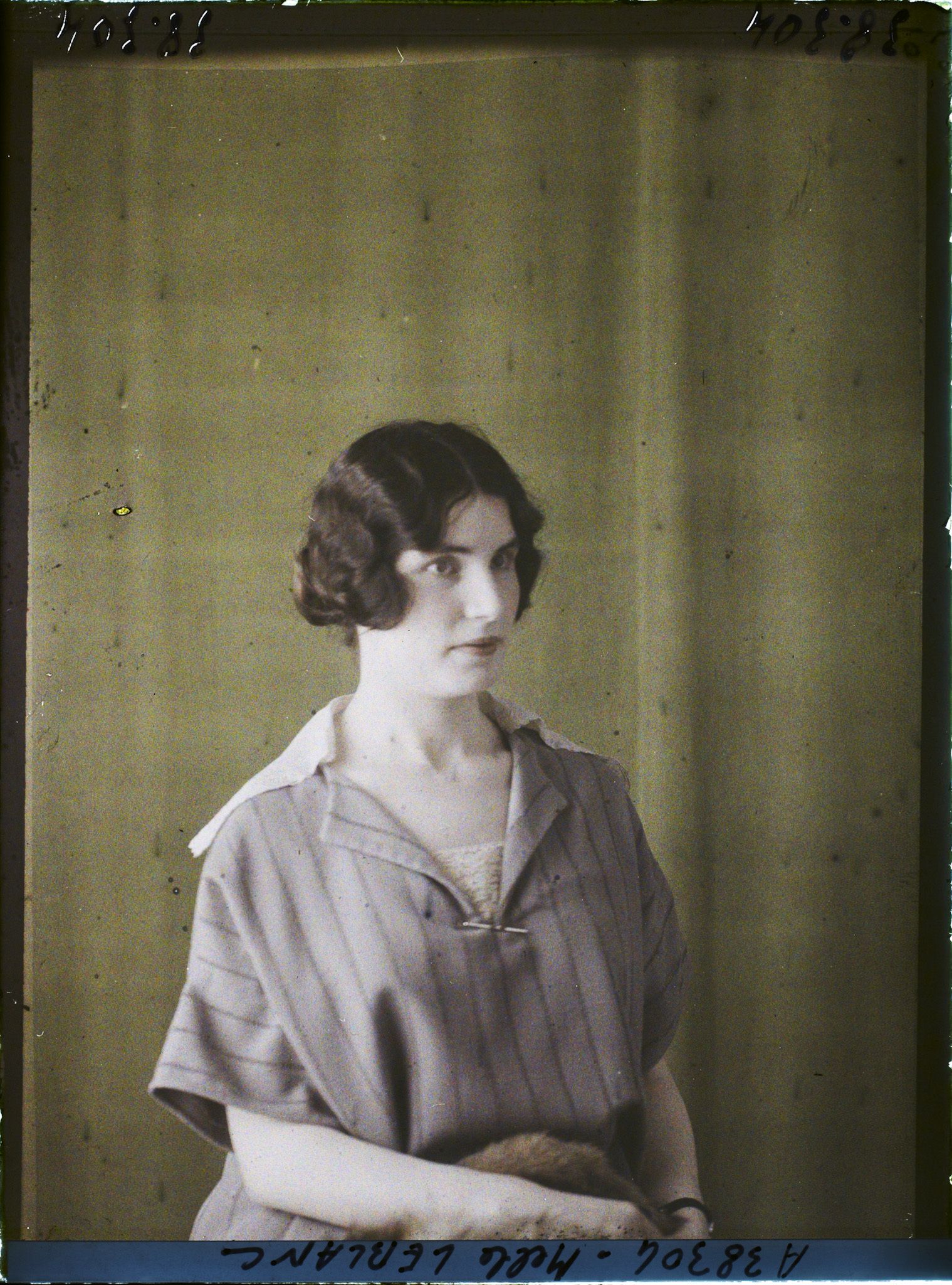 Image représentant https://musee-albert-kahn.s-museum.fr/home/NWQ2OTAwYzNmYjZlZTk1ZWQwODJmMjY4L2dlbmVyaWMtbm90aWNlLXRhYi9hdXRob3JpdHkvNjE3YTc5ZjVjZjhiODk2OGIzMzM3ZDIx/5d6900c3fb6ee95ed082f268/generic-notice-tab/authority/617a79ebcf8b8968b3337154 Mademoiselle Hélène Leblanc