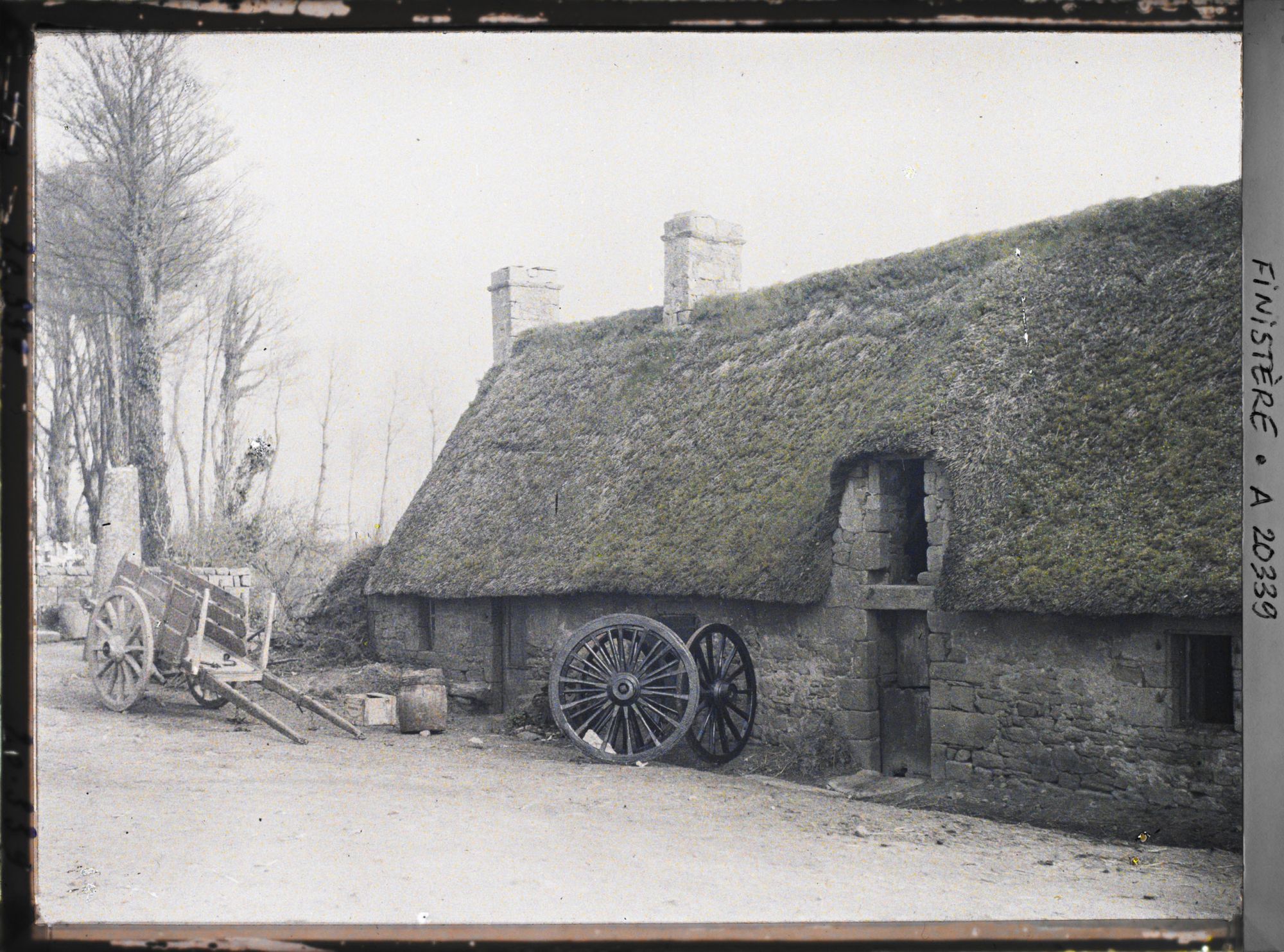 Image représentant Maison à toit de chaume près de l'église