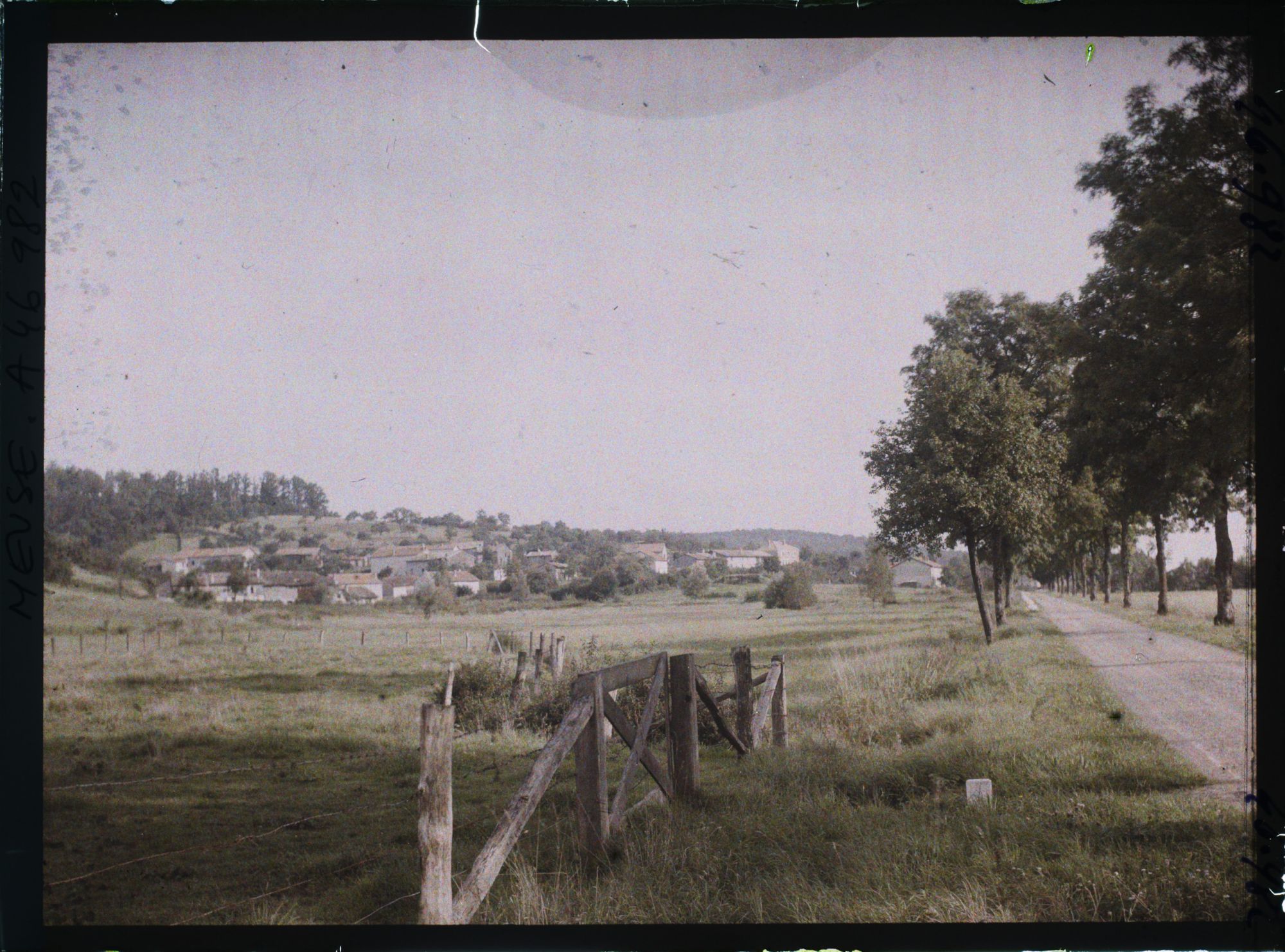 Image représentant France, La Chalade 392 h - Meuse, Le Chalade, vue de la route de Vienne le Chau aux Islettes)