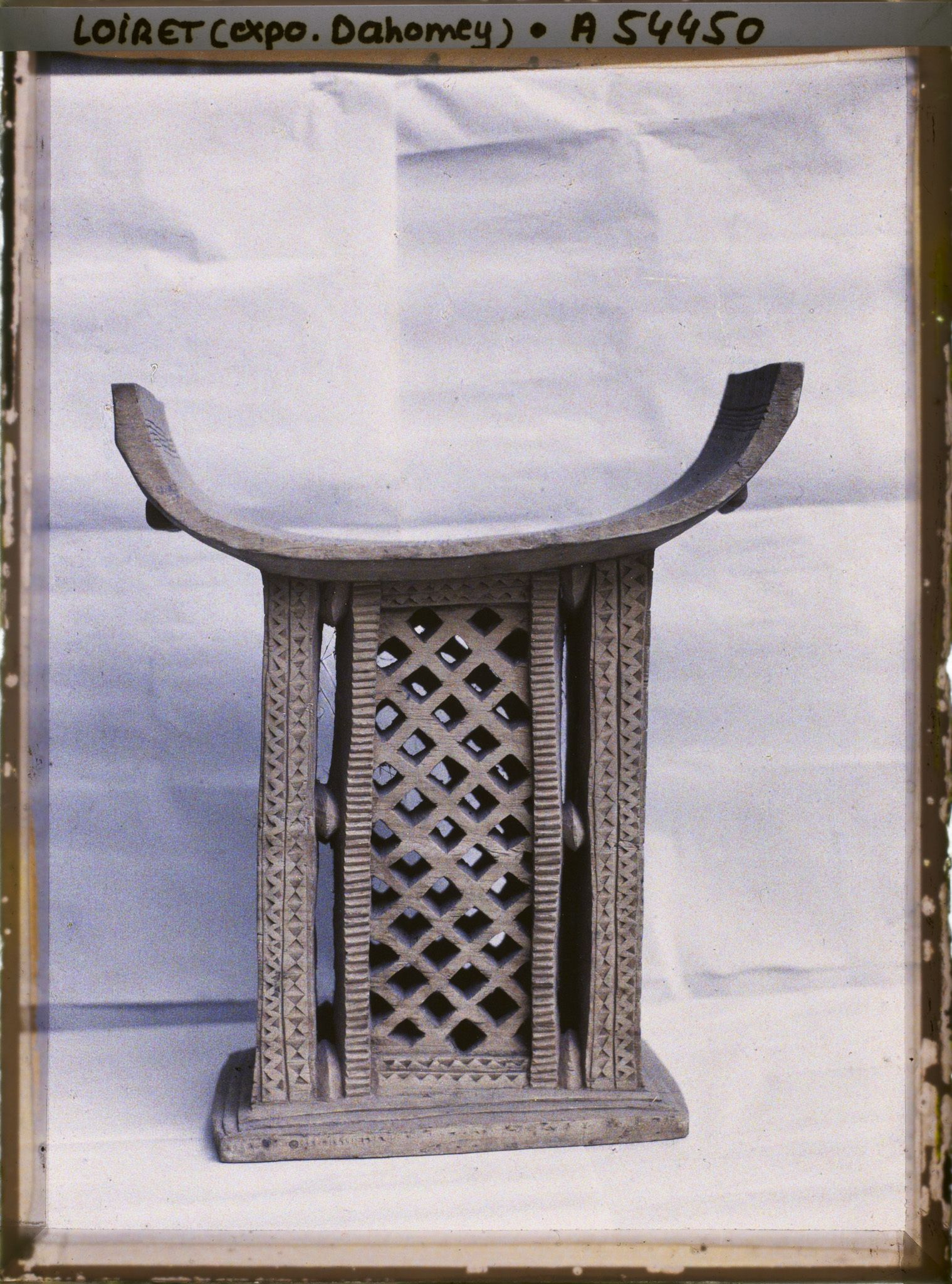 Image représentant Exposition d'art africain, un trône en bois