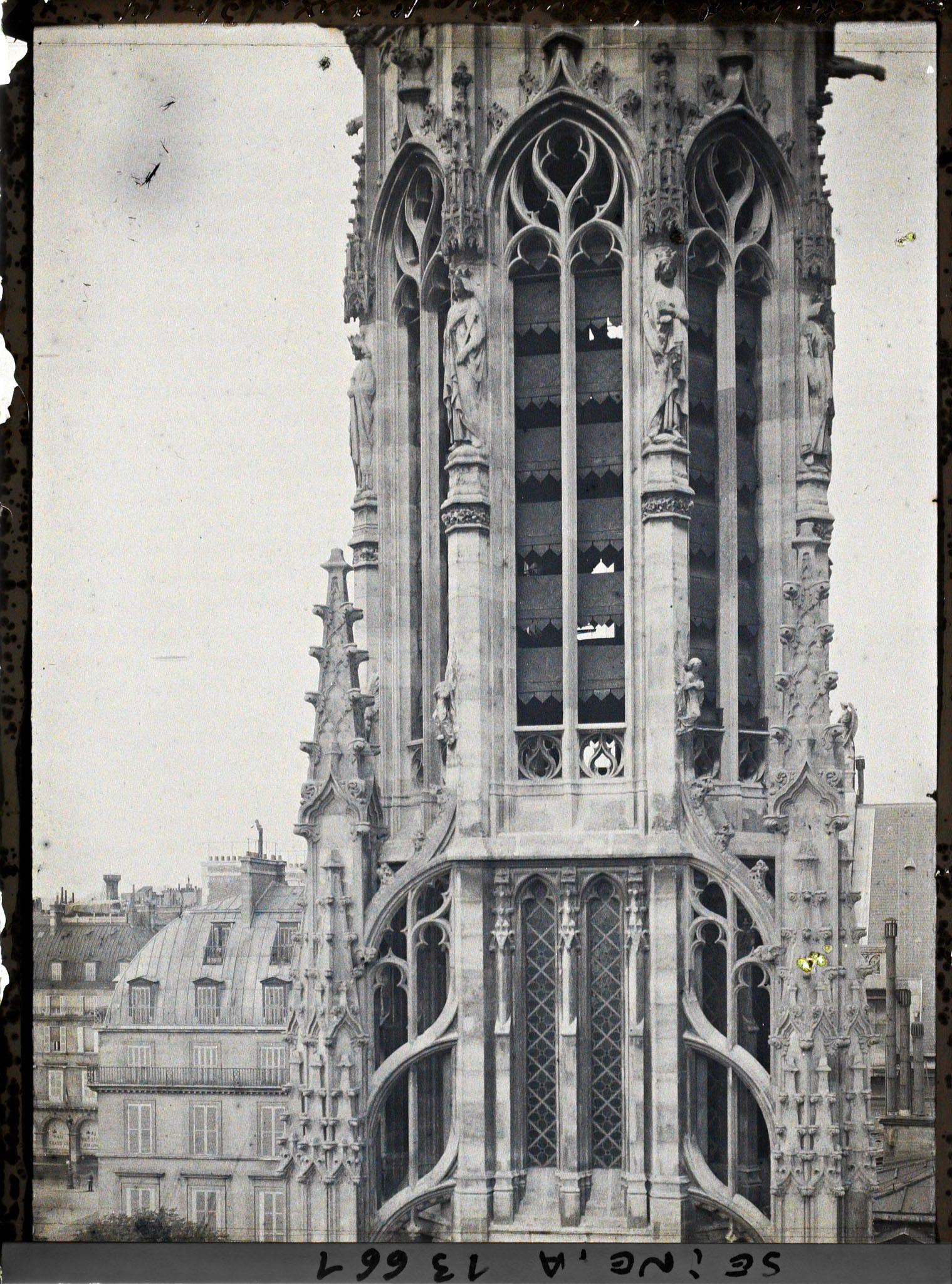 Image représentant Le clocher de l'église St-Germain l'Auxerrois