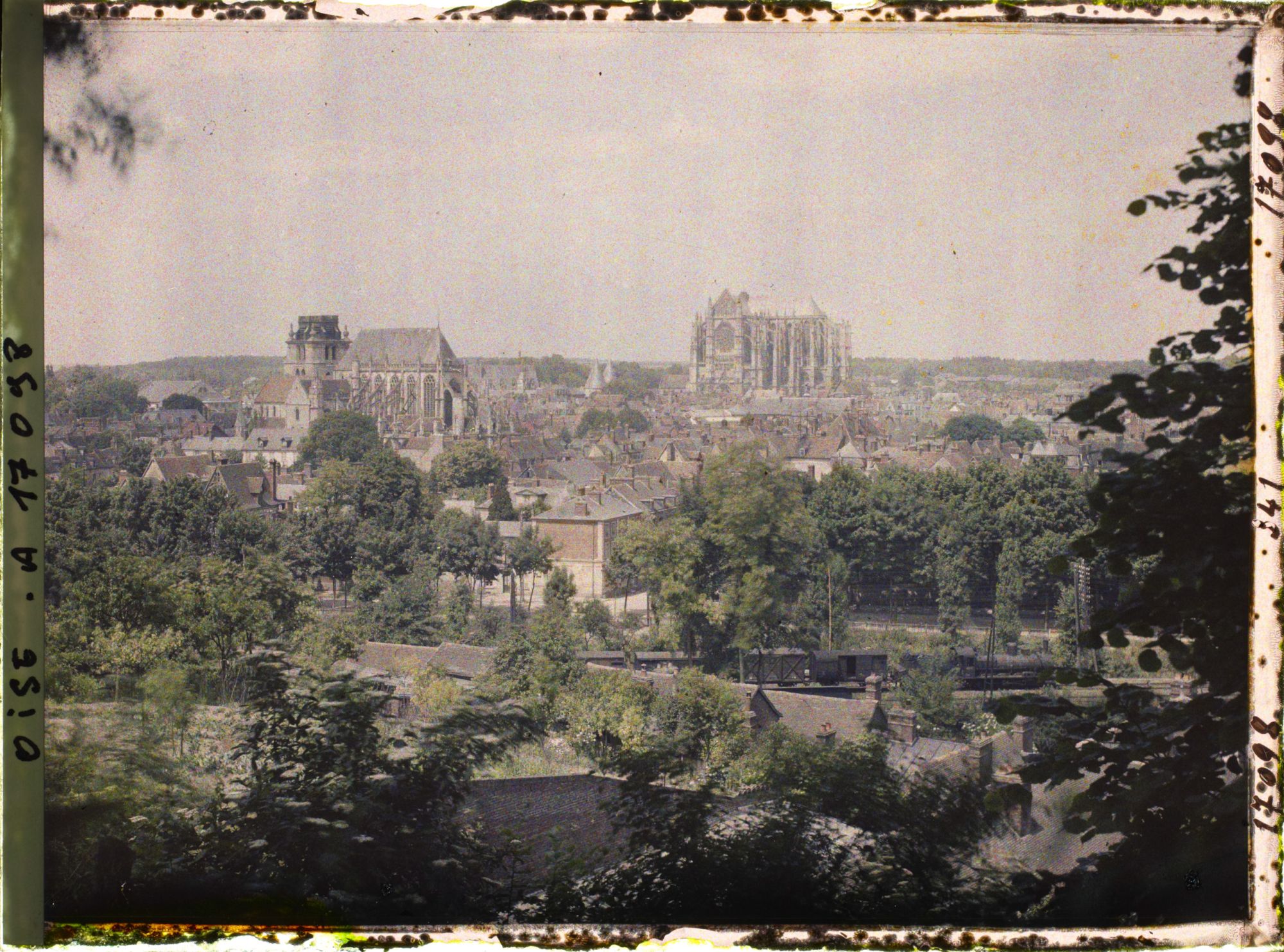 Image représentant France, Beauvais, Vue Générale de Beauvais, vue du Square du Réservoir, l'Eglise St Etienne et la Cathédrale