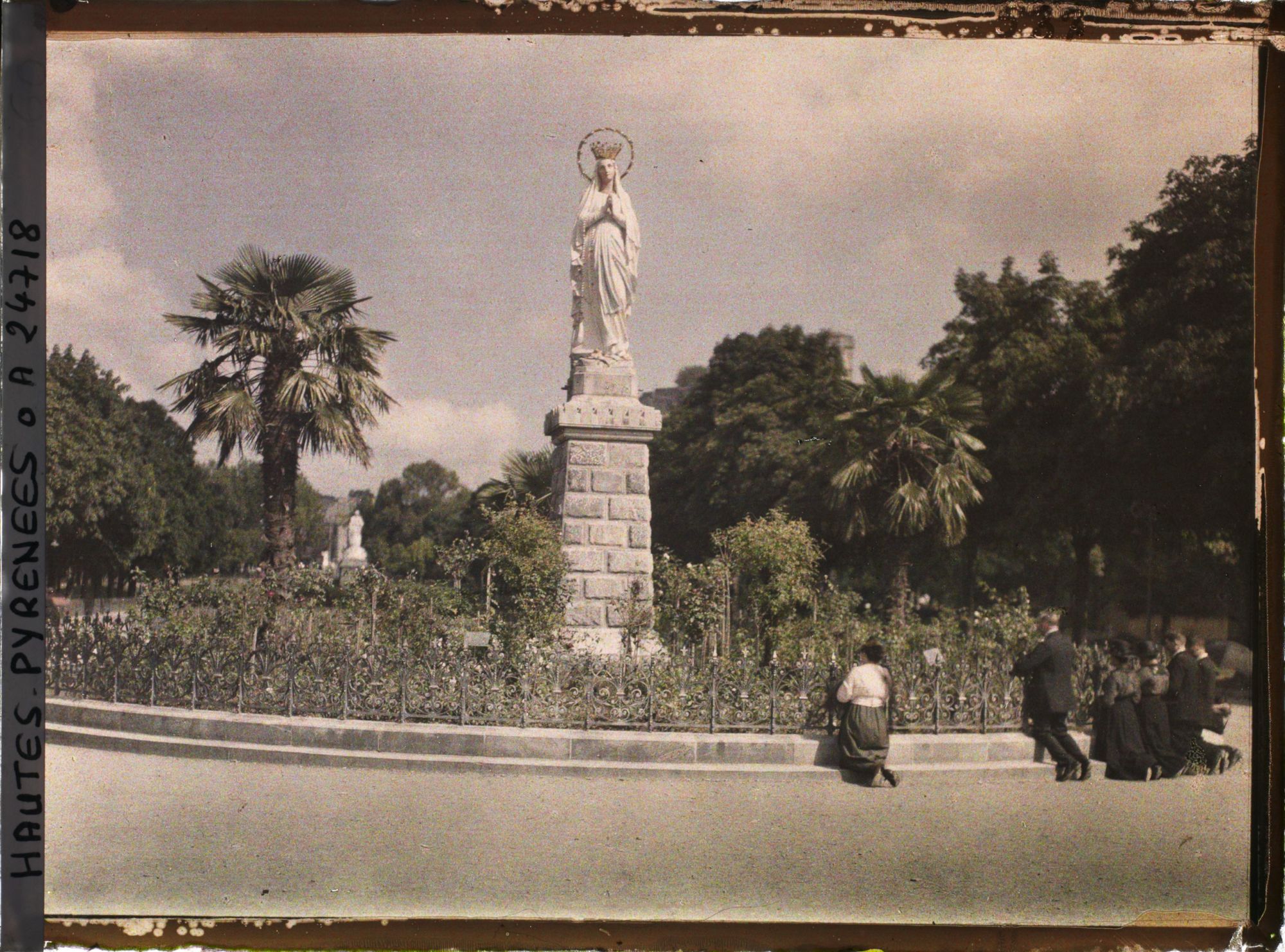 Image représentant France, Lourdes, Les fidèles en prières devant la statue de la Vierge.