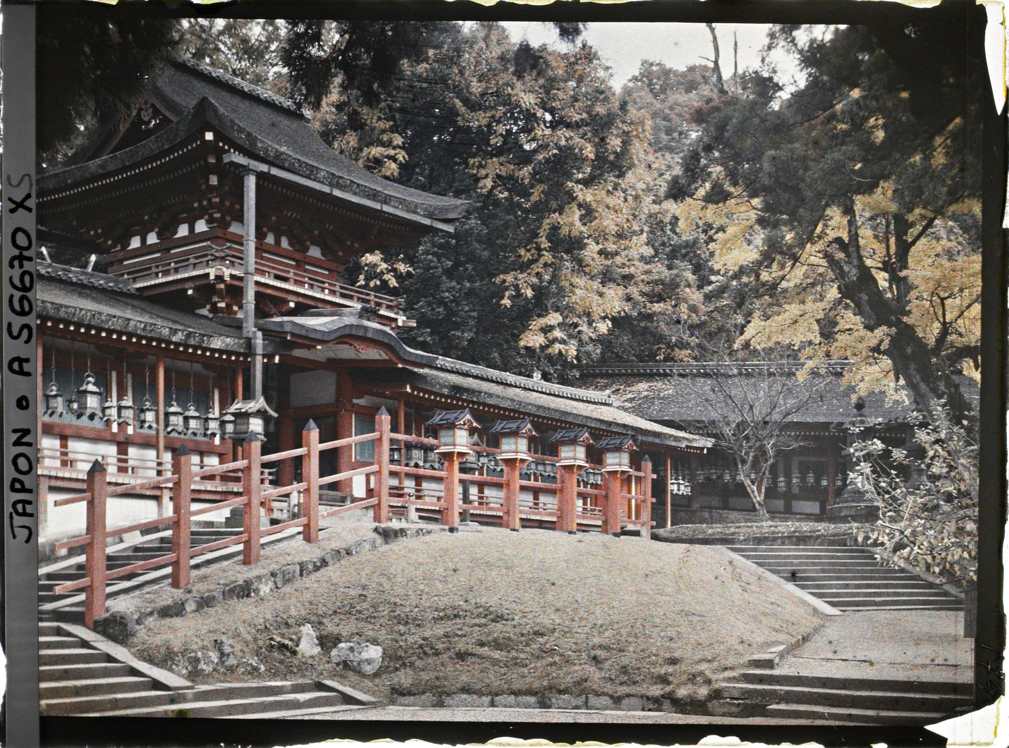 Image représentant Sanctuaire Kasuga-Jinja (ou Kasuga-Taisha) : le Orô et la Chû-mon, entrée du sanctuaire intérieur Go-honden