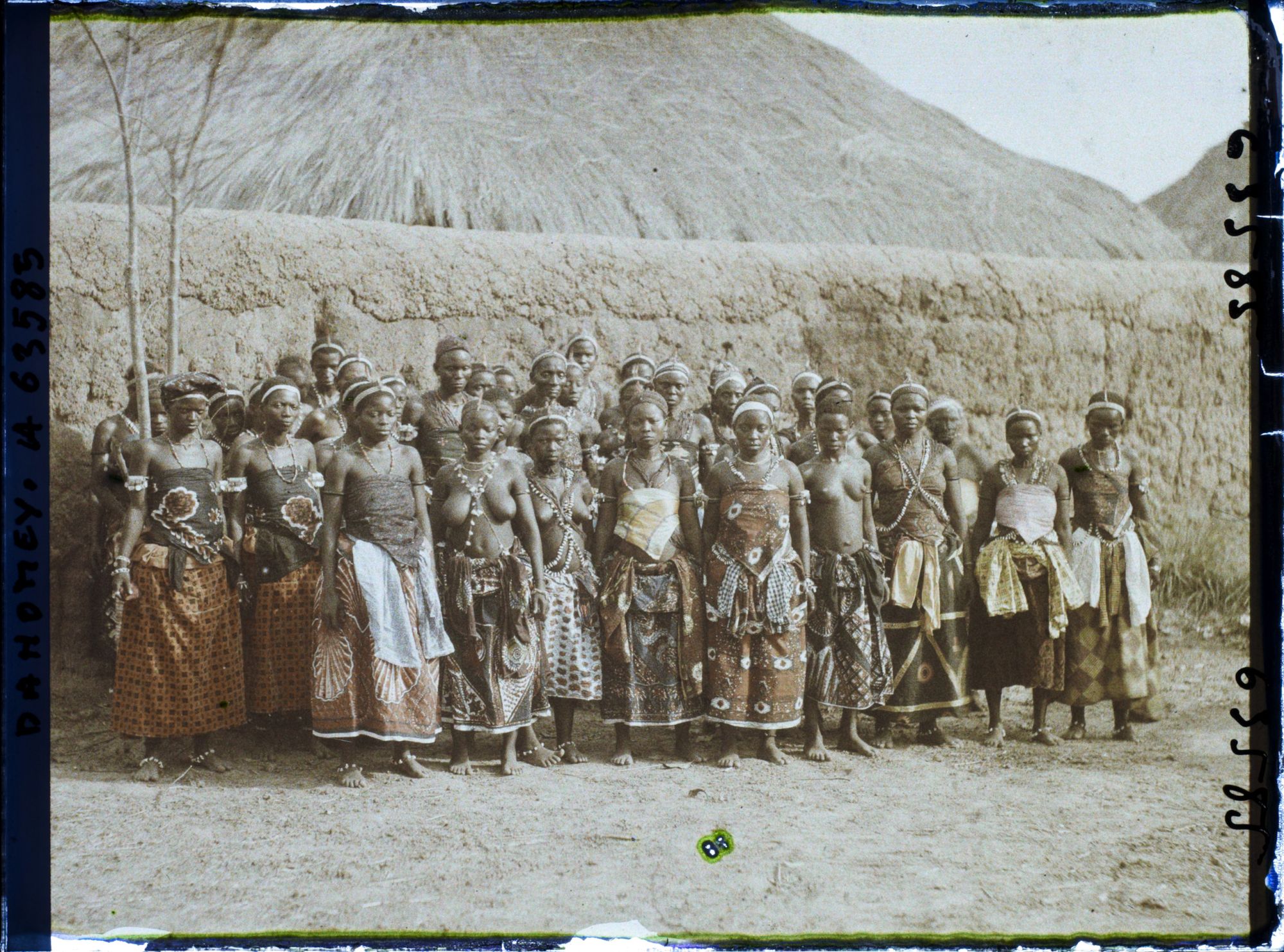 Image représentant Groupe de féticheuses de R'lan (?)