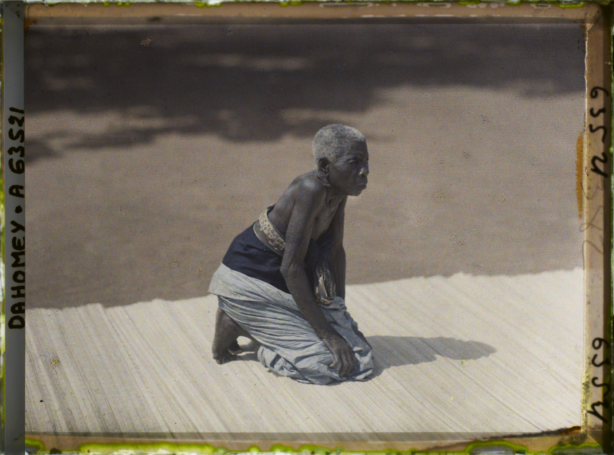 Image représentant La gardienne des trônes (l'ancienne amazone de Glélé Djébénou) dans la cour du palais de  null Guézo (jalalahennou)