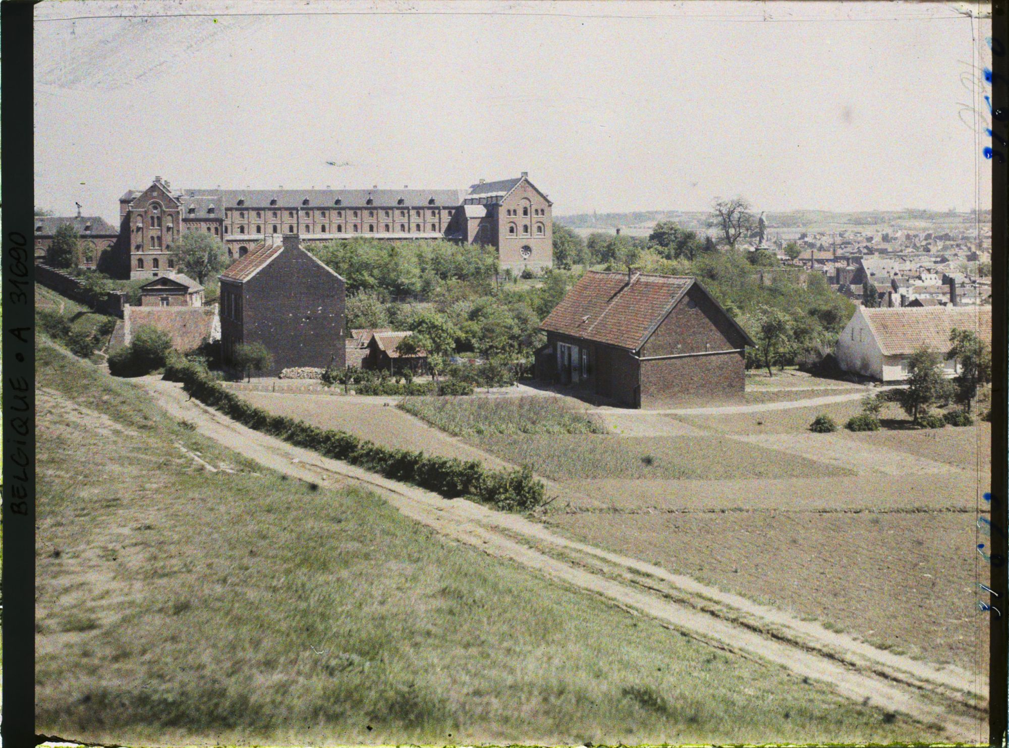 Image représentant Belgique, Louvain, Vue d'ensemble de l'Etablissement des Bénédictins du Mt César