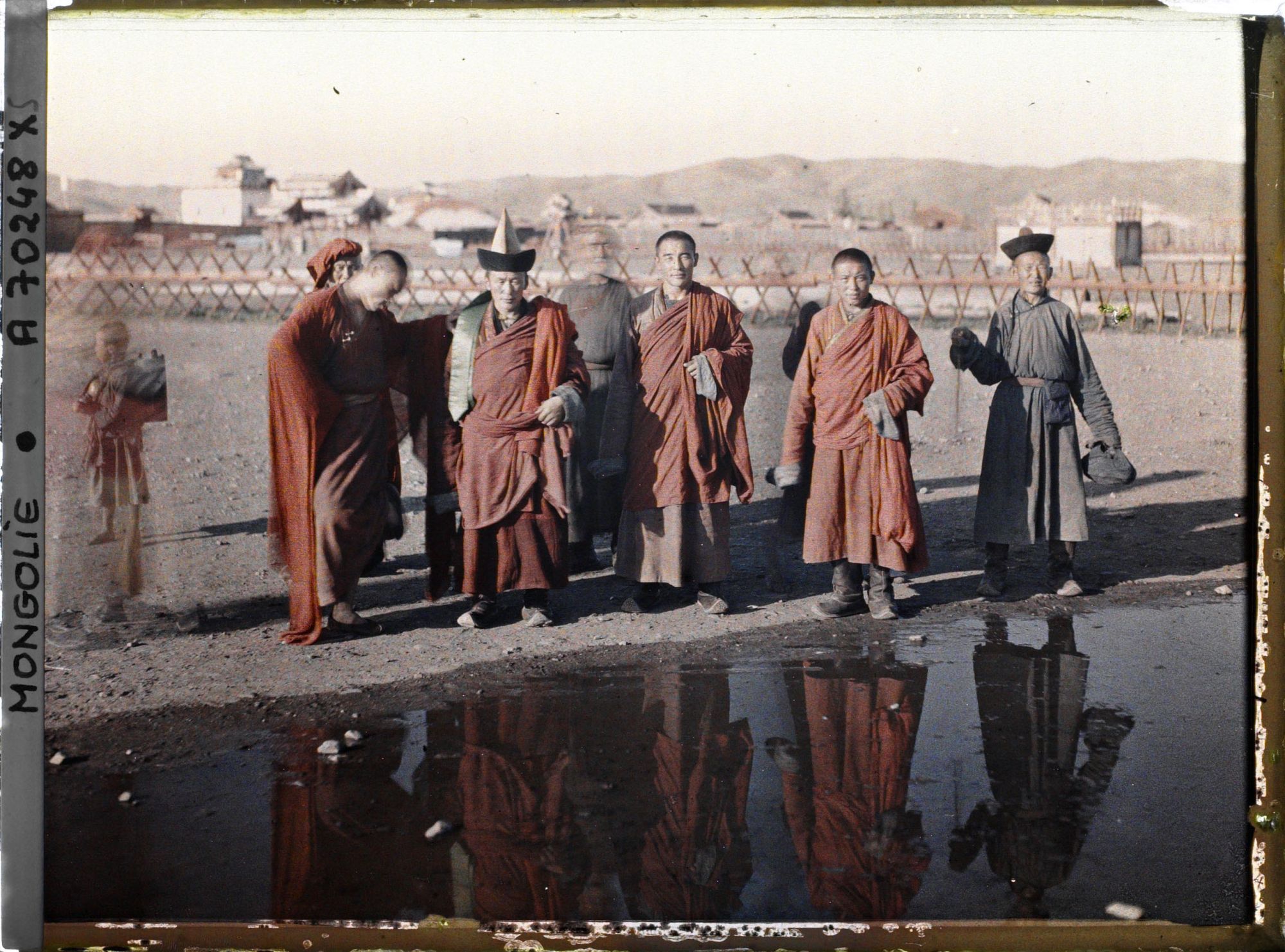 Image représentant Un groupe de lamas près de l'entrée sud du Shar Ord (Palais jaune)