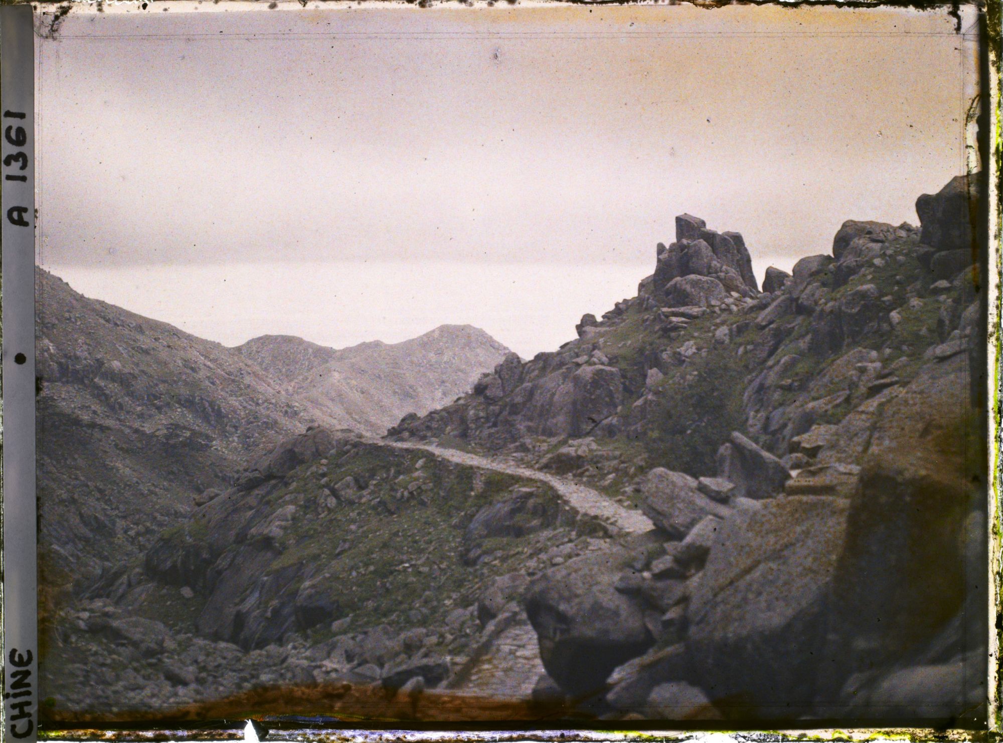 Image représentant Au-dessus de Chaoyangdong (" grotte du Midi ")