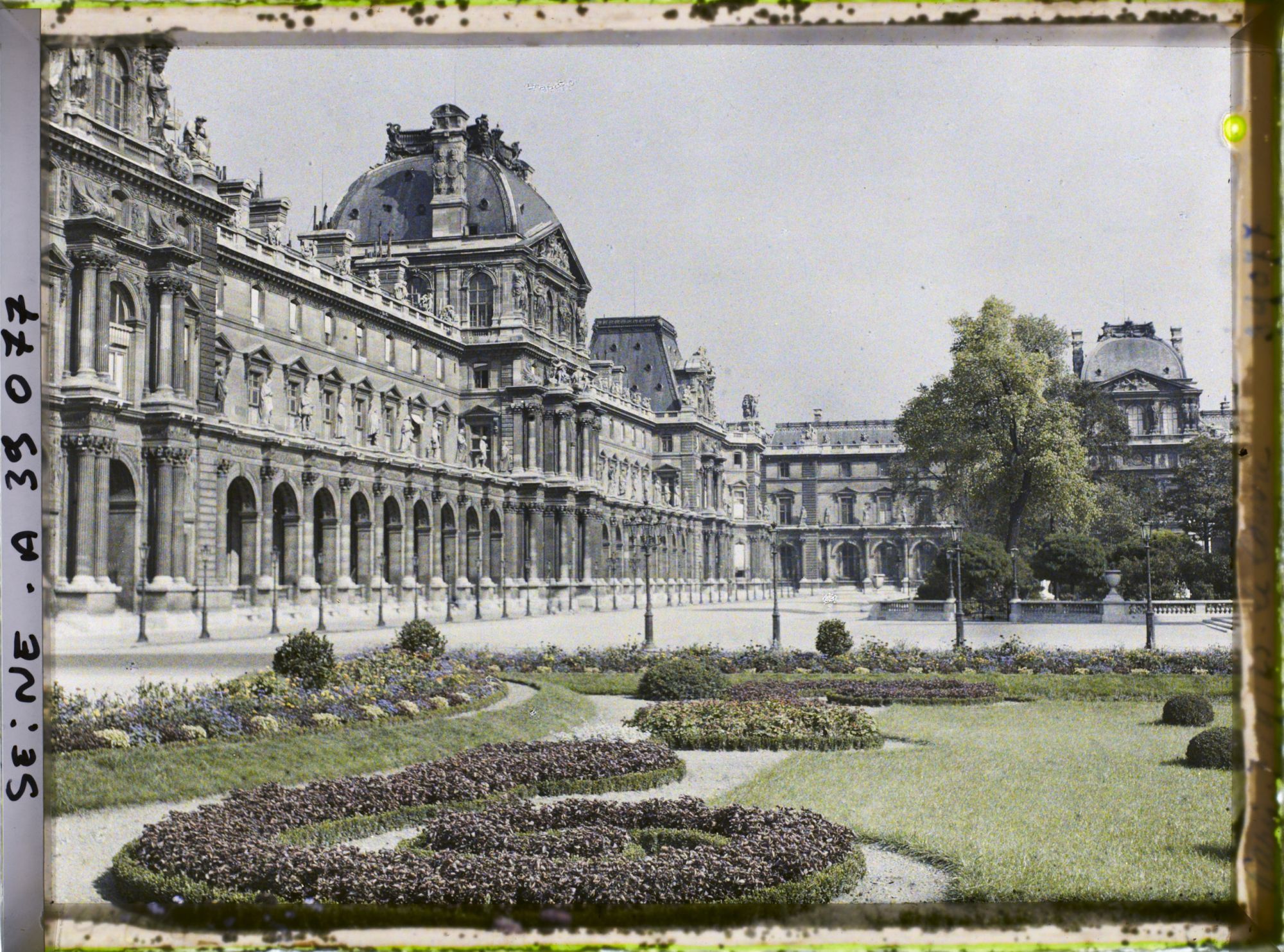 Image représentant Le Louvre et la cour Napoléon