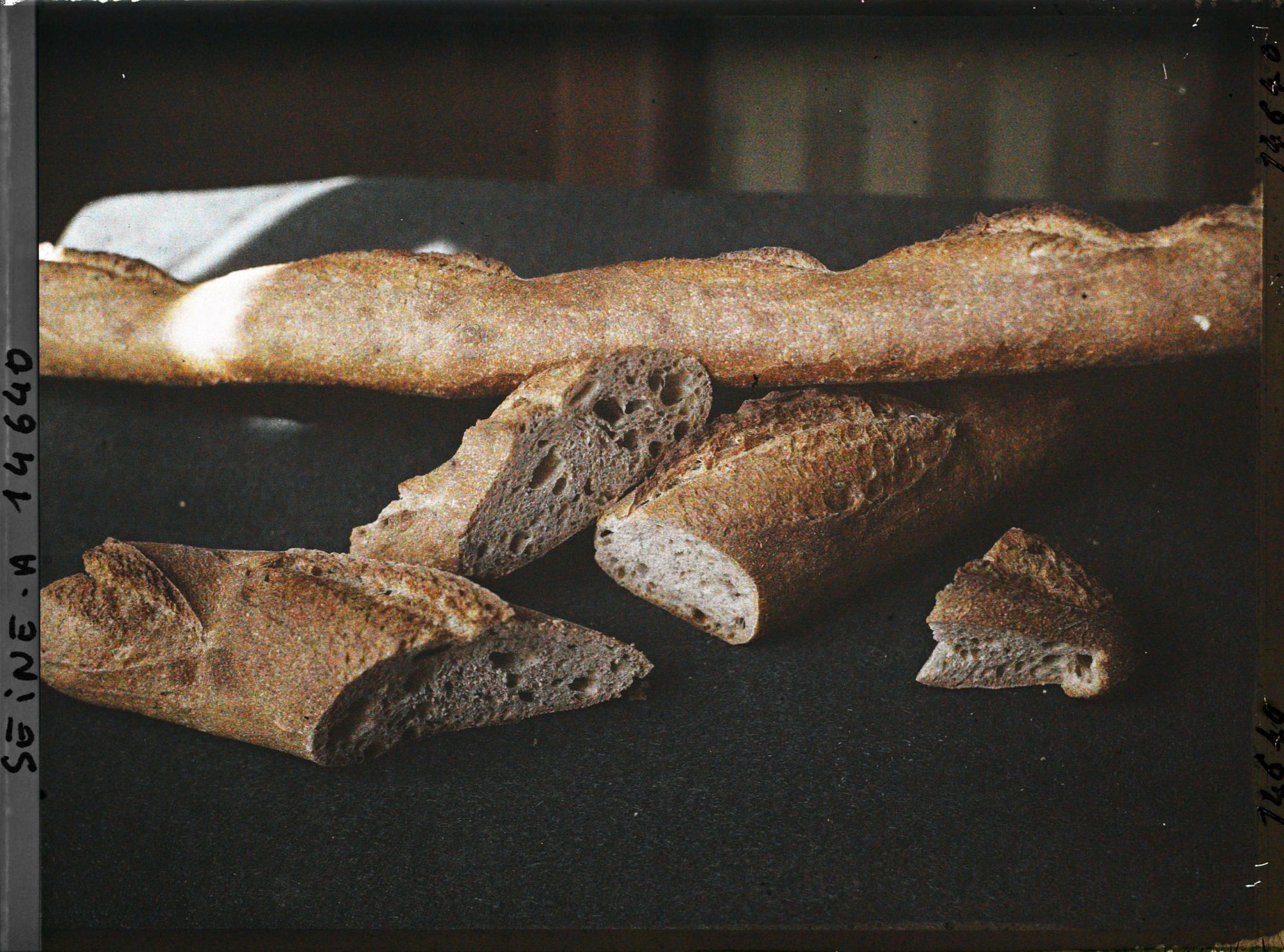 Image représentant Pains et morceaux de pain (correspondants aux tickets de rationnement ?)