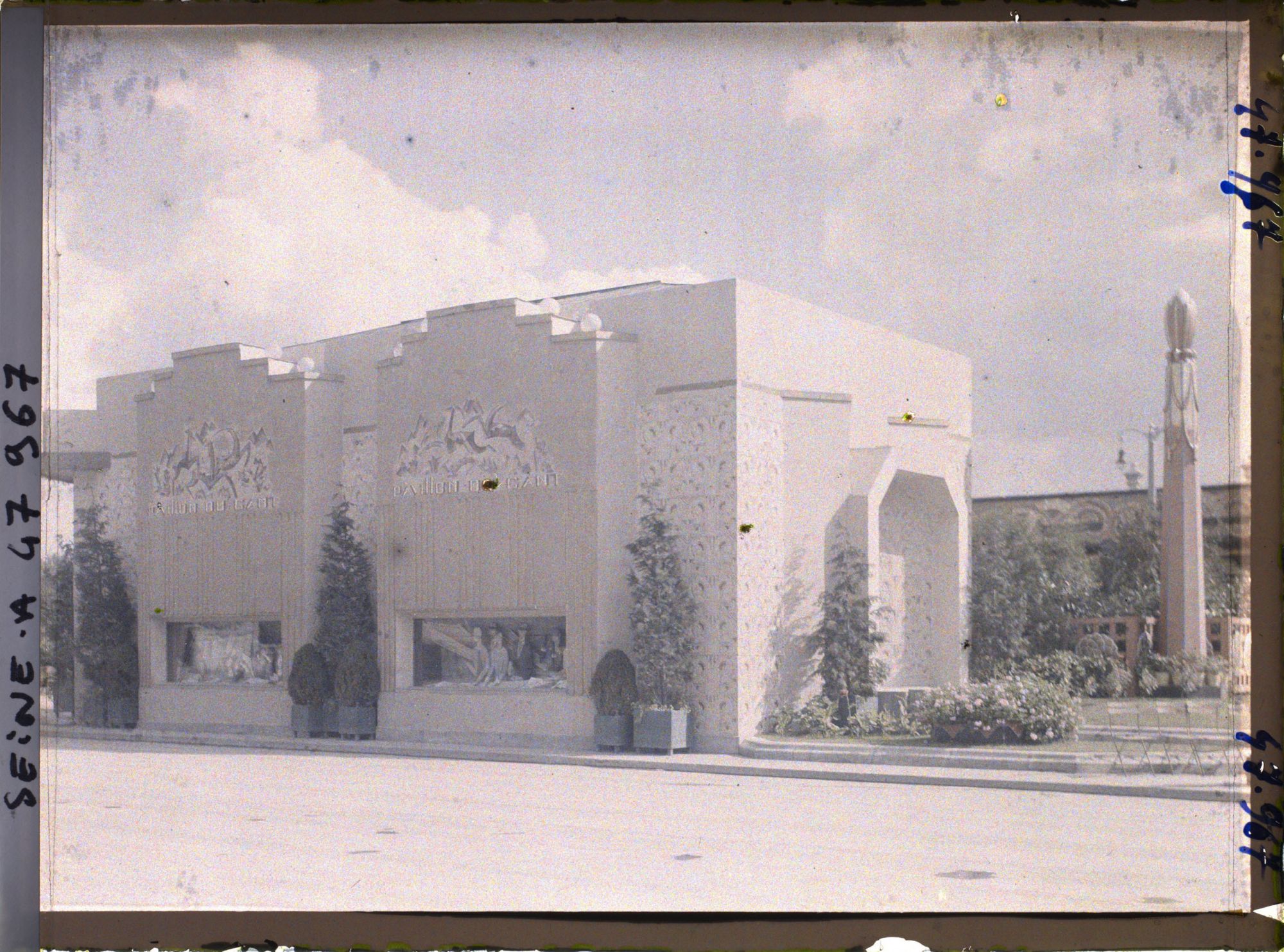 Image représentant L'Exposition des arts décoratifs, Pavillon du Gant (Grenoble), esplanade des Invalides
