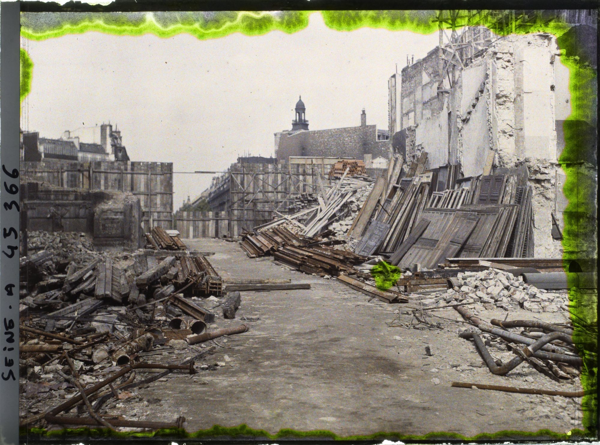 Image représentant Les démolitions du boulevard Haussmann, prises depuis la rue Le Peletier
