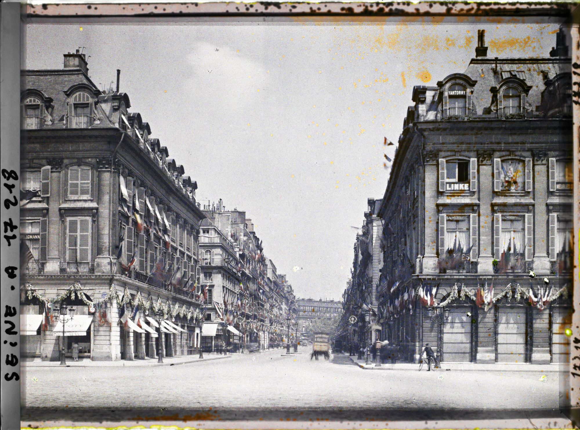 Image représentant La rue de la Paix décorée des drapeaux alliés pour les fêtes de la Victoire des 13 et 14 juillet 1919, prise de la place Vendôme