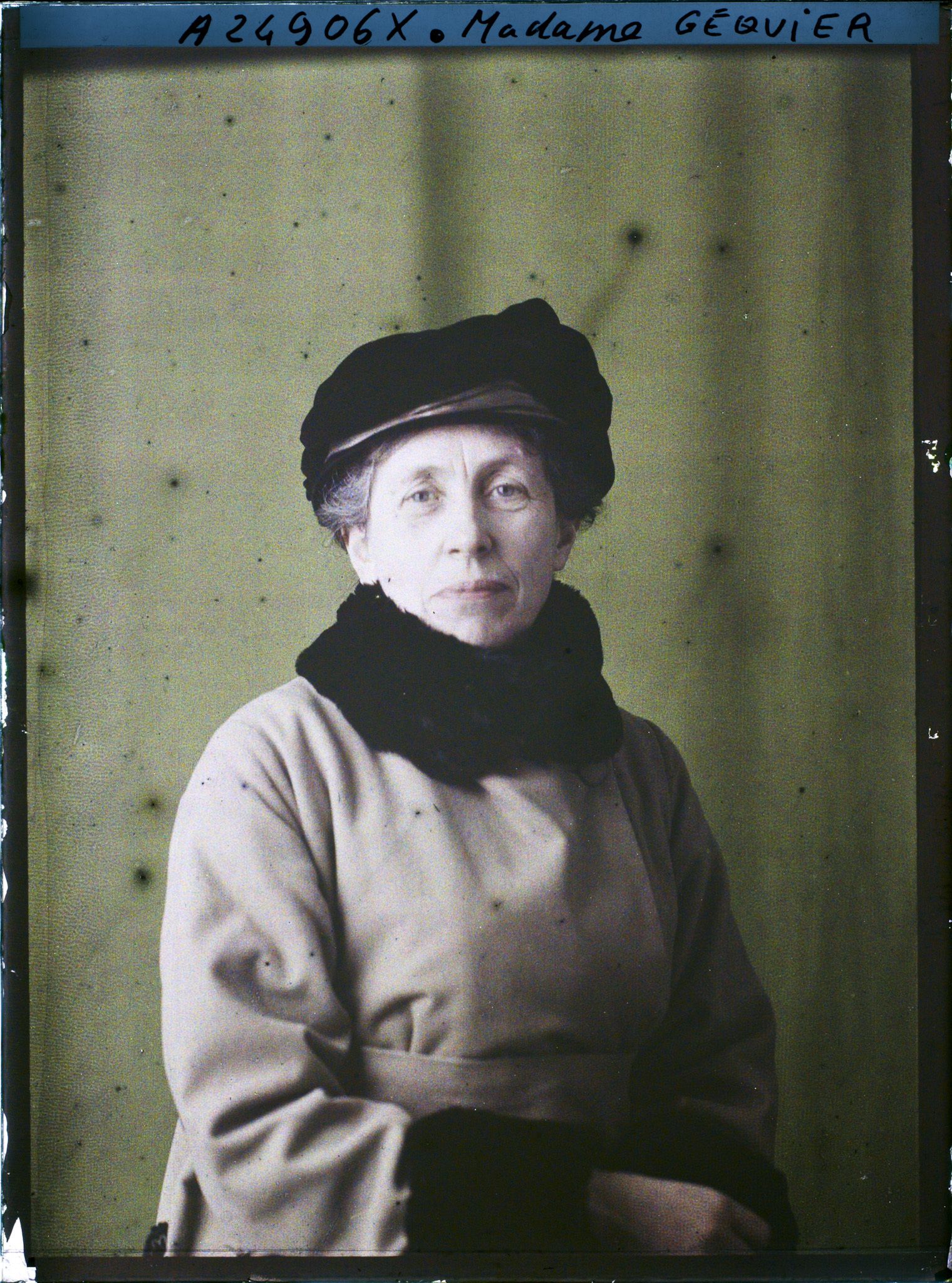 Image représentant https://musee-albert-kahn.s-museum.fr/home/NWQ2OTAwYzNmYjZlZTk1ZWQwODJmMjY4L2dlbmVyaWMtbm90aWNlLXRhYi9hdXRob3JpdHkvNjE3YTc5ZjVjZjhiODk2OGIzMzM3ZDIx/5d6900c3fb6ee95ed082f268/generic-notice-tab/authority/617a79ebcf8b8968b3336d97 Madame Géquier