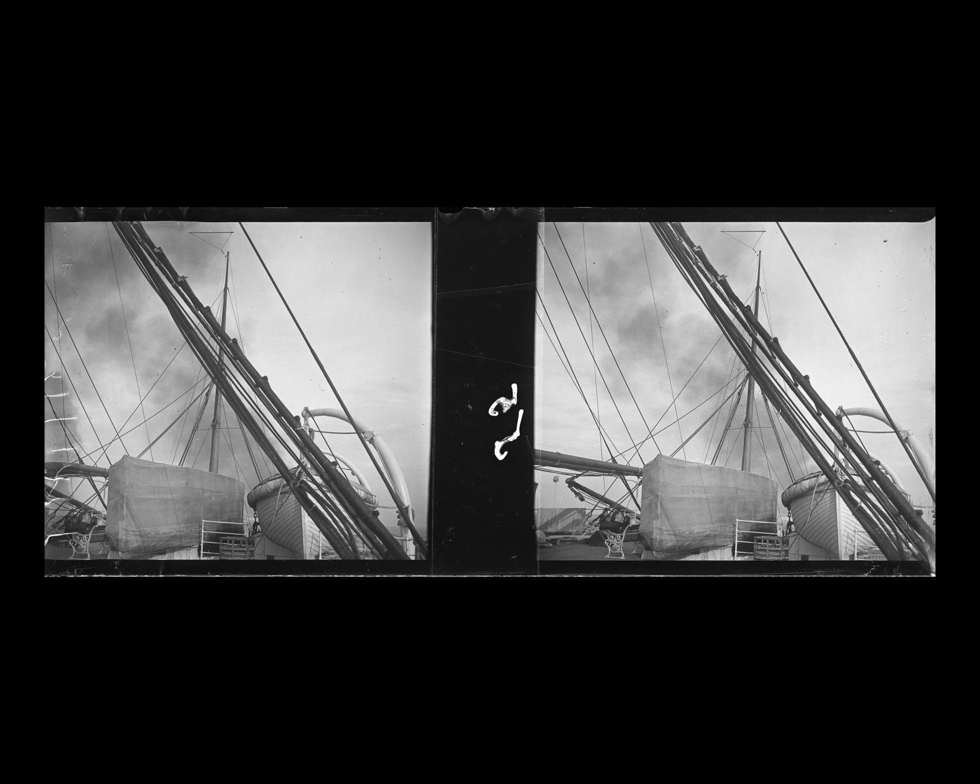 Image représentant Les haubans et les mâts au dessus du pont supérieur