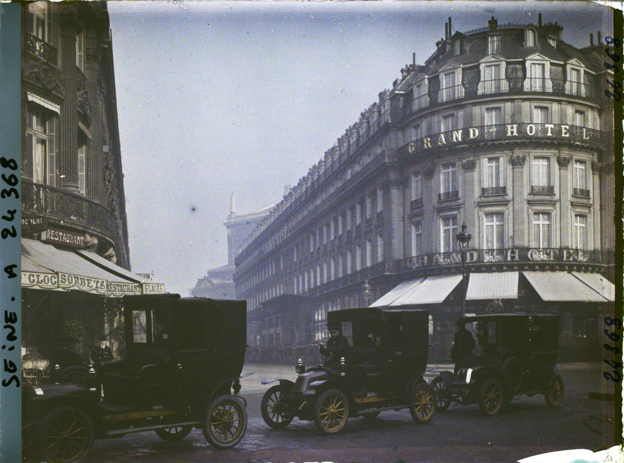 Image représentant La rue Scribe depuis le boulevard des Capucines
