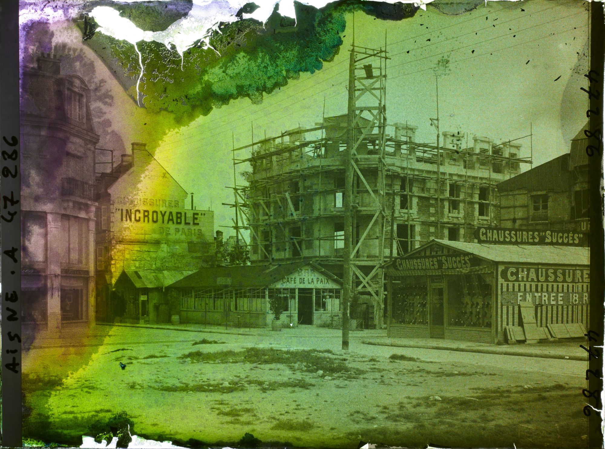 Image représentant La boutique Chaussures Succès et le café de la paix, rue du Commerce