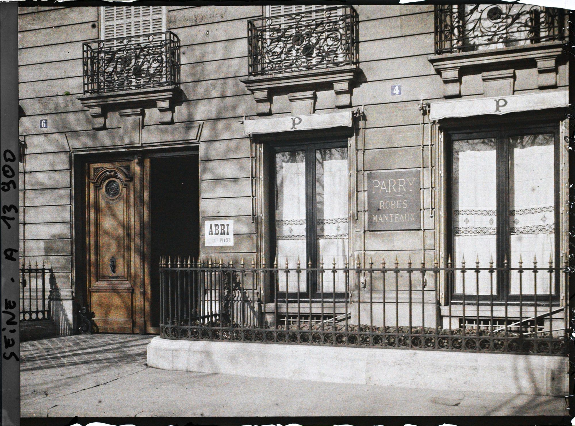 Image représentant Abri au 4 rond-point des Champs-Elysées, magasin de robes et manteaux Parry