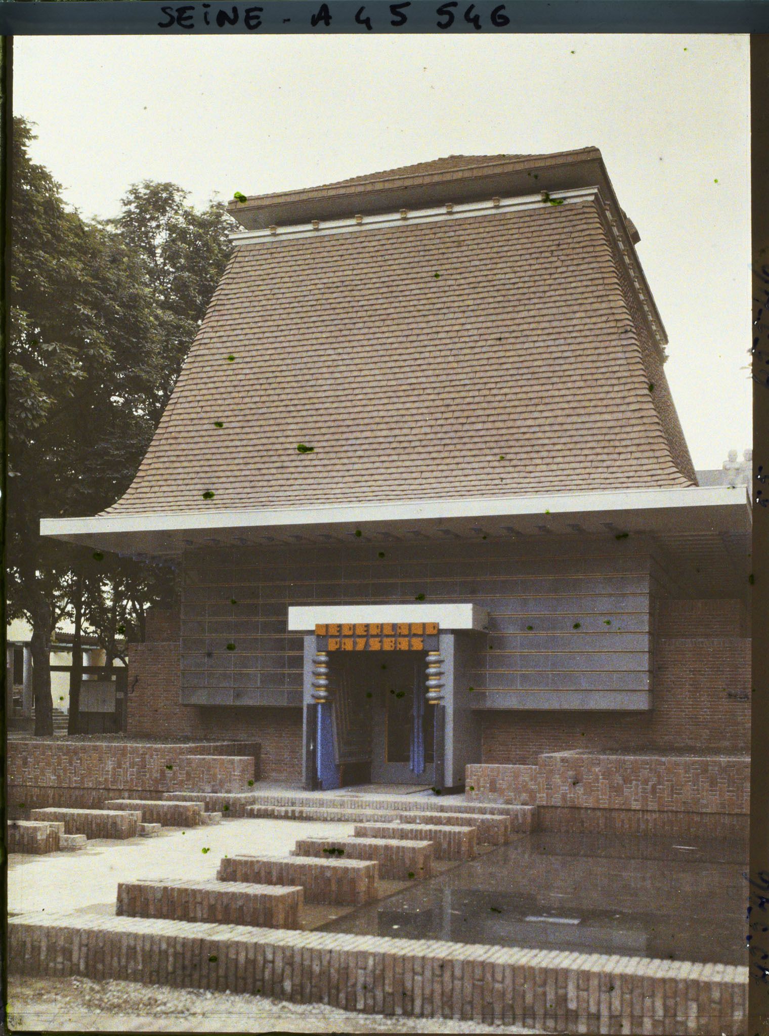 Image représentant L'Exposition des arts décoratifs, Pavillon de la Hollande, l'entrée