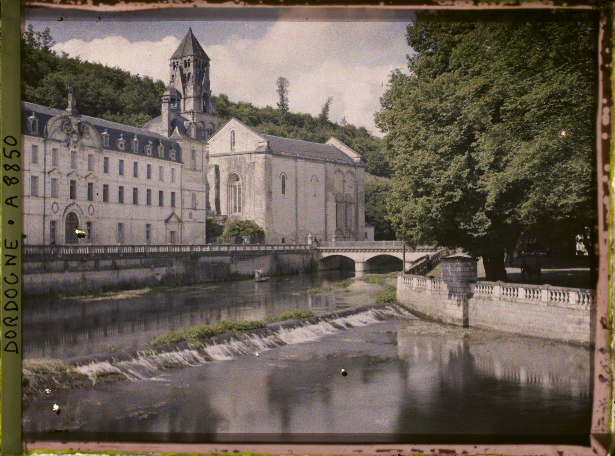 Image représentant France, Brantôme, L'hôtel de ville avec l'abbaye et son église