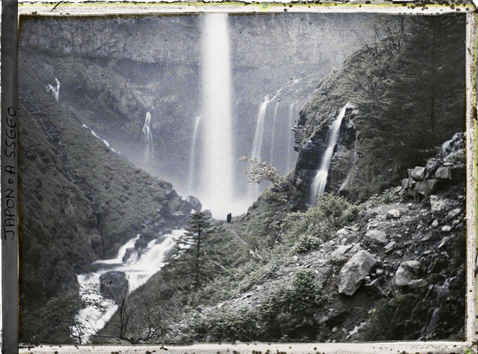 Image représentant Kegon-No-Taki (cascade de Kegon), s'échappant de l'extrémité orientale du lac Chuzenji
