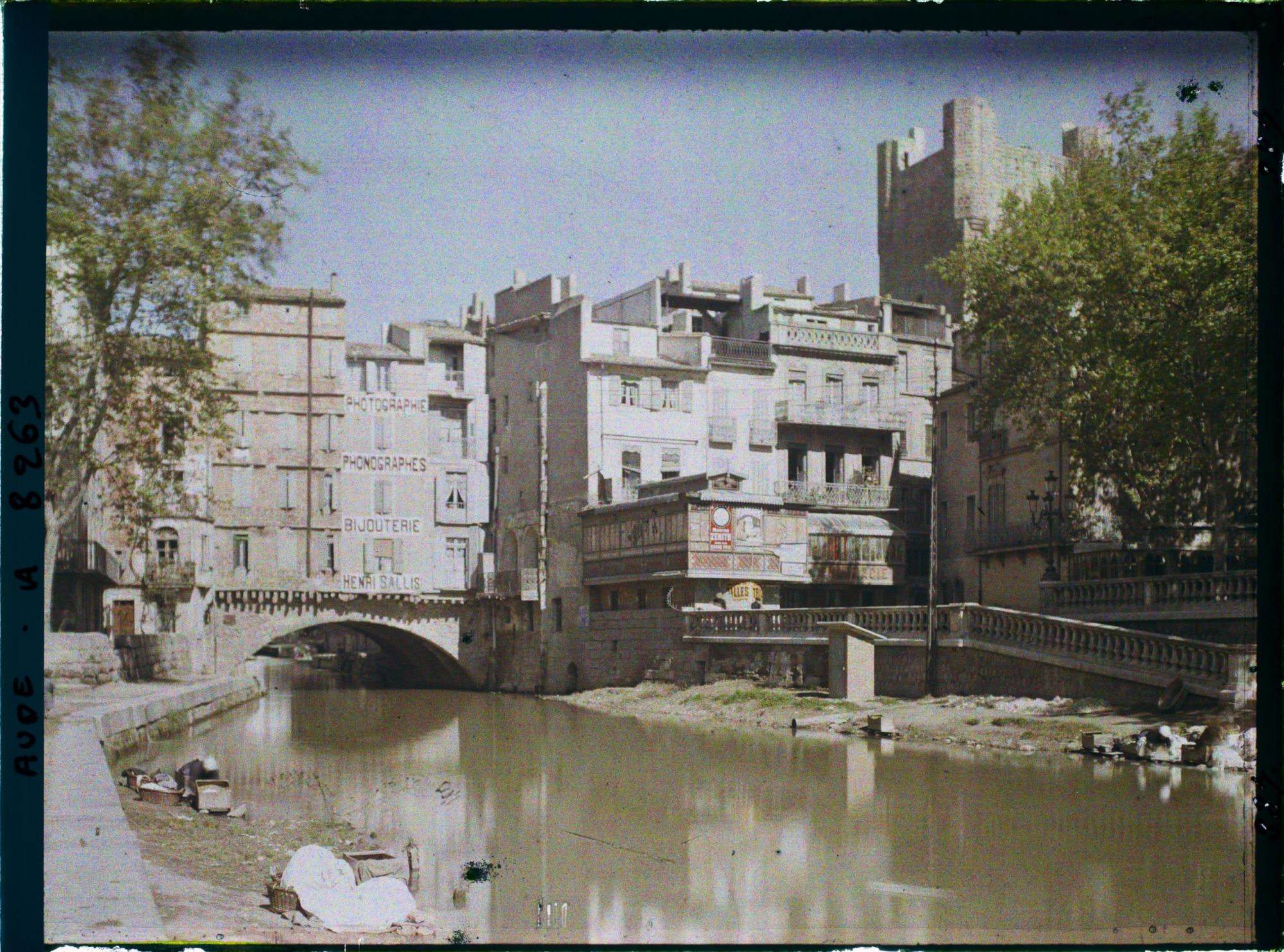 Image représentant Vue prise sur le canal, le pont bâti et la tour des Maures