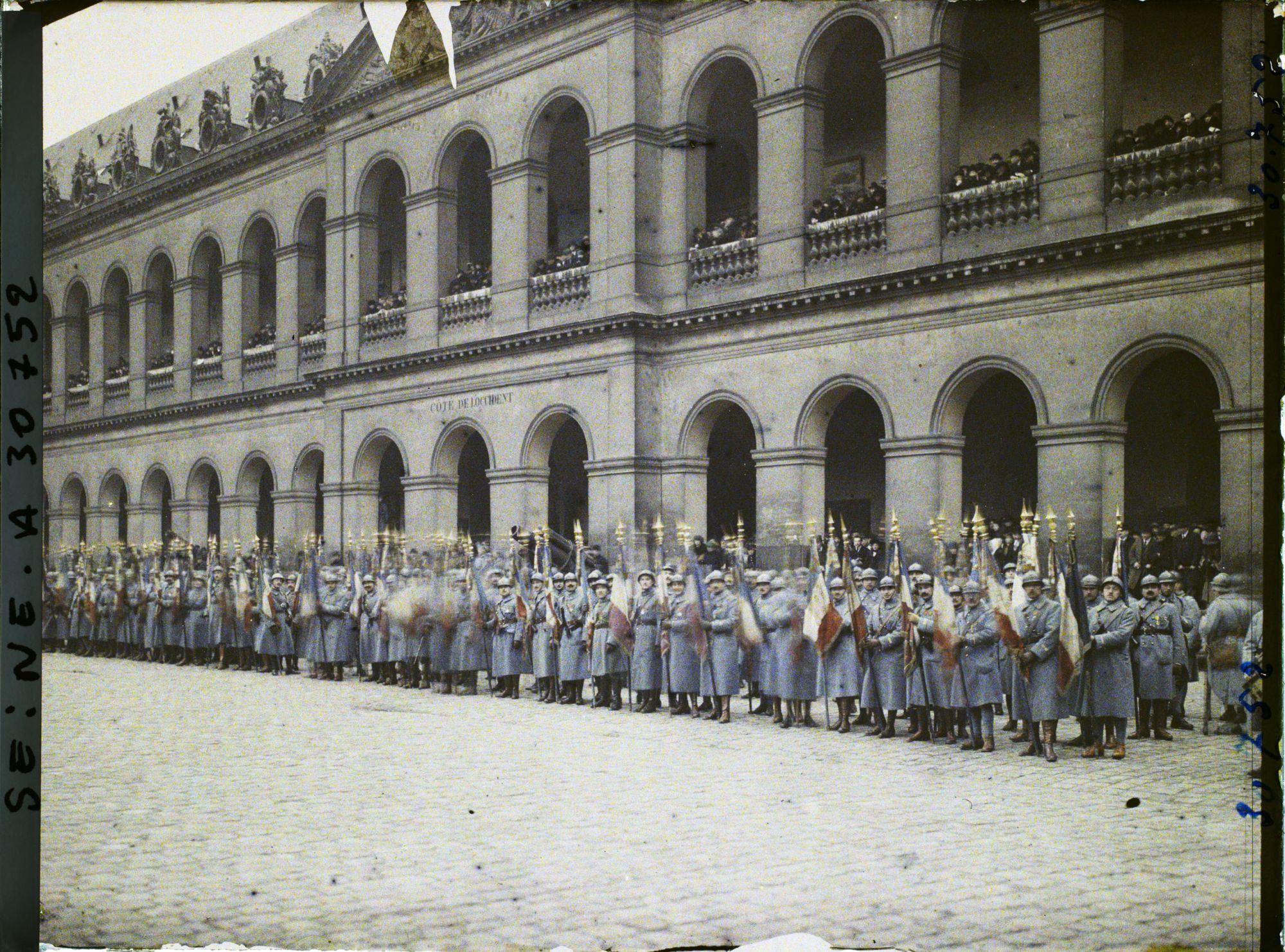 Image représentant Cérémonie de remise des drapeaux des régiments dissous aux Invalides