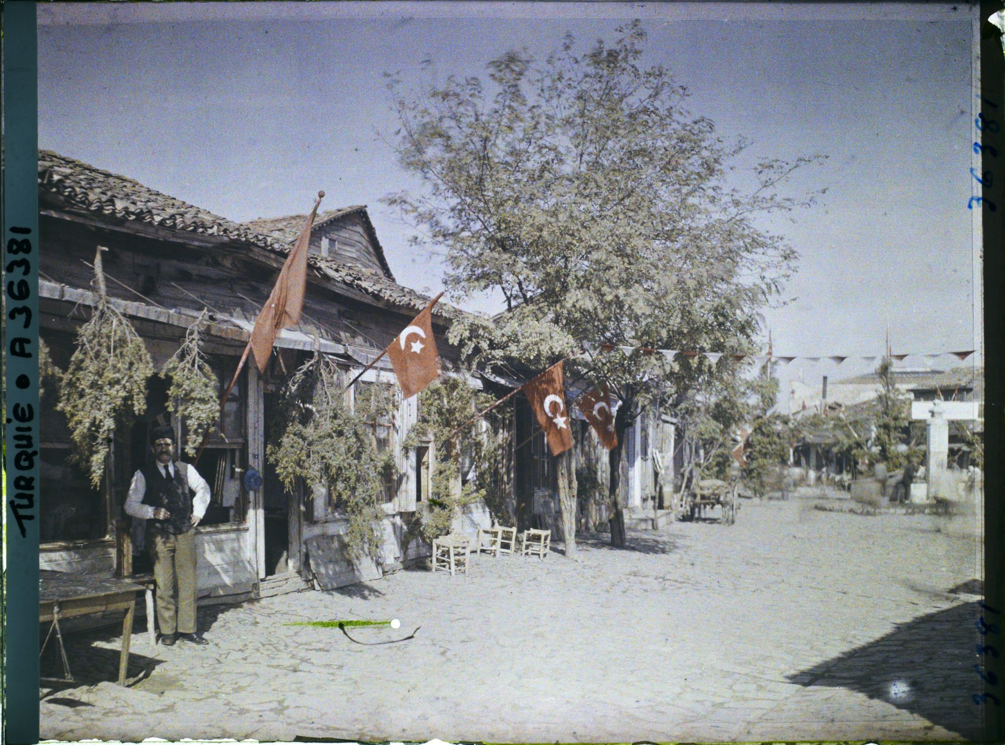 Image représentant Rue pavoisée aux couleurs de la Turquie qui vient de reprendre la Thrace à la Grèce (Guerre d'Indépendance)