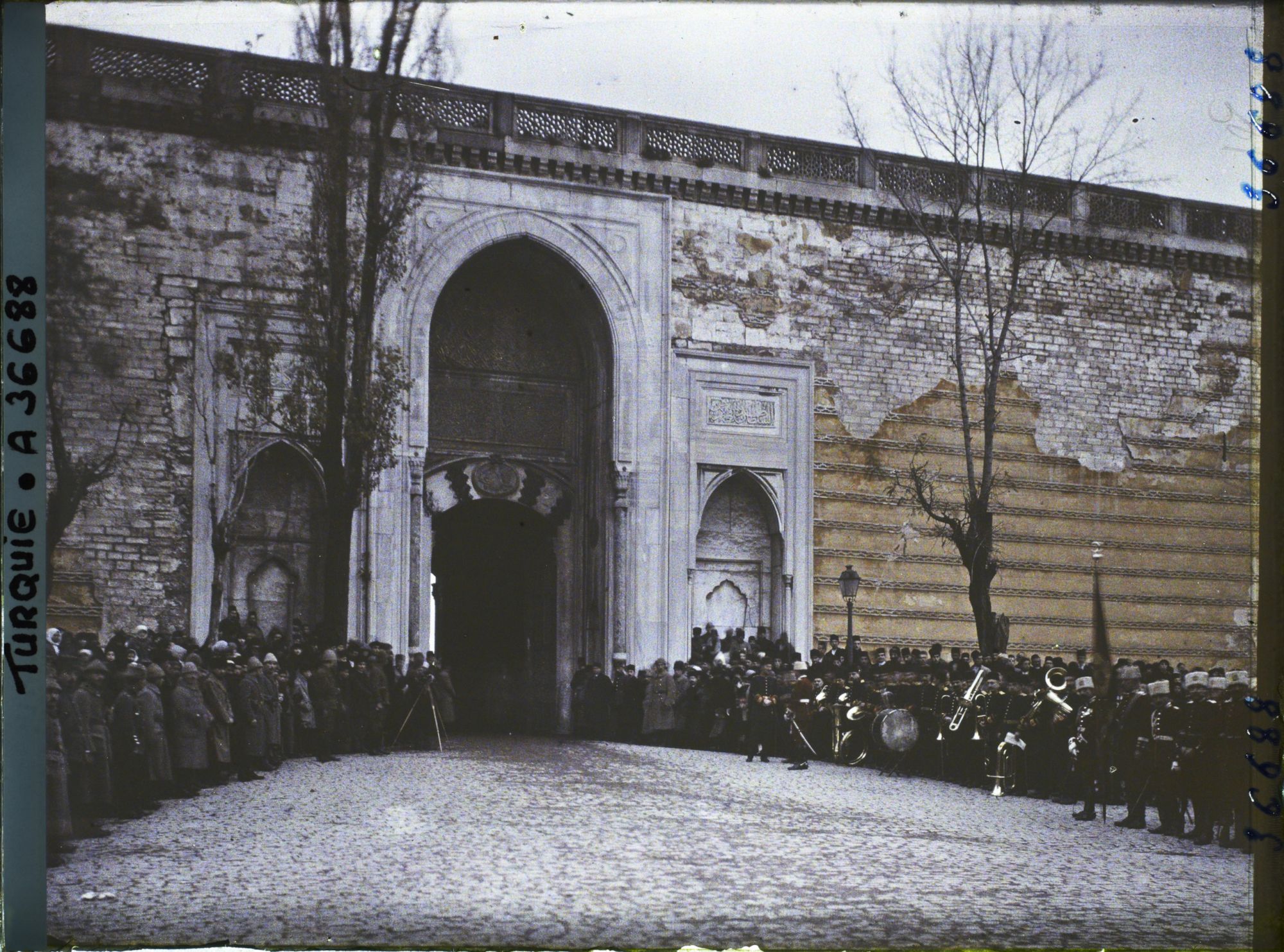 Image représentant Turquie, Constantinople, Porte de Top-Kapou  Sérail au moment du passage du Calife