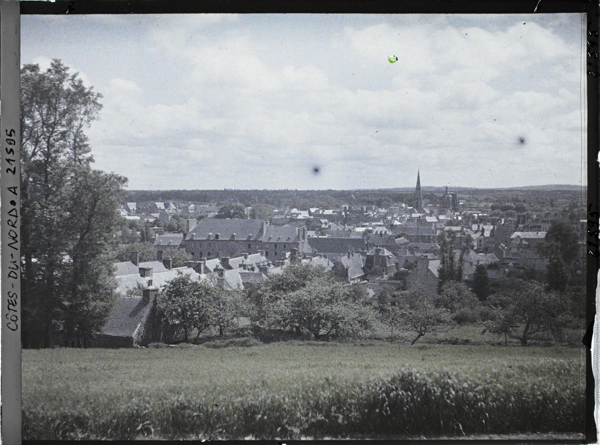 Image représentant Vue panoramique de Guingamp prise du village de Castel-Pic