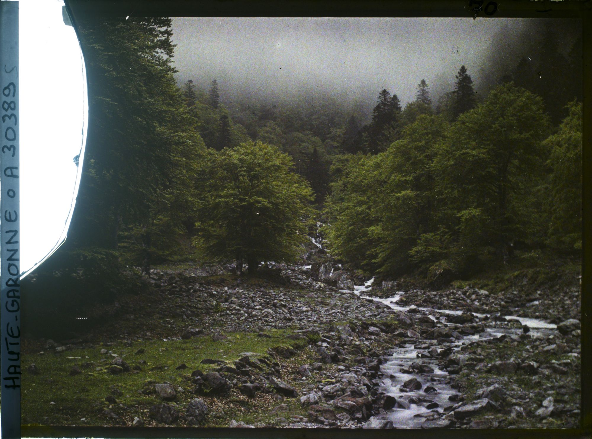 Image représentant France, Bagnères de Luchon, Vallée du Lys, Cascade.