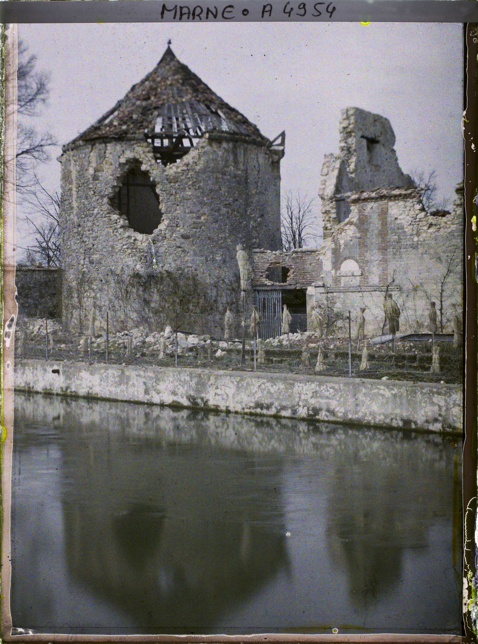 Image représentant La tour du château en ruines et le bassin